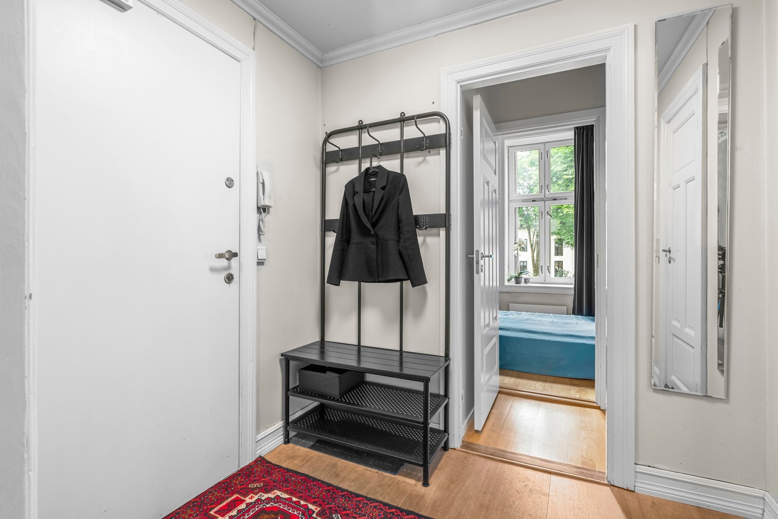 Når du kommer inn i boligen, er det første du møter en lys og innbydende entré. Galleribilde