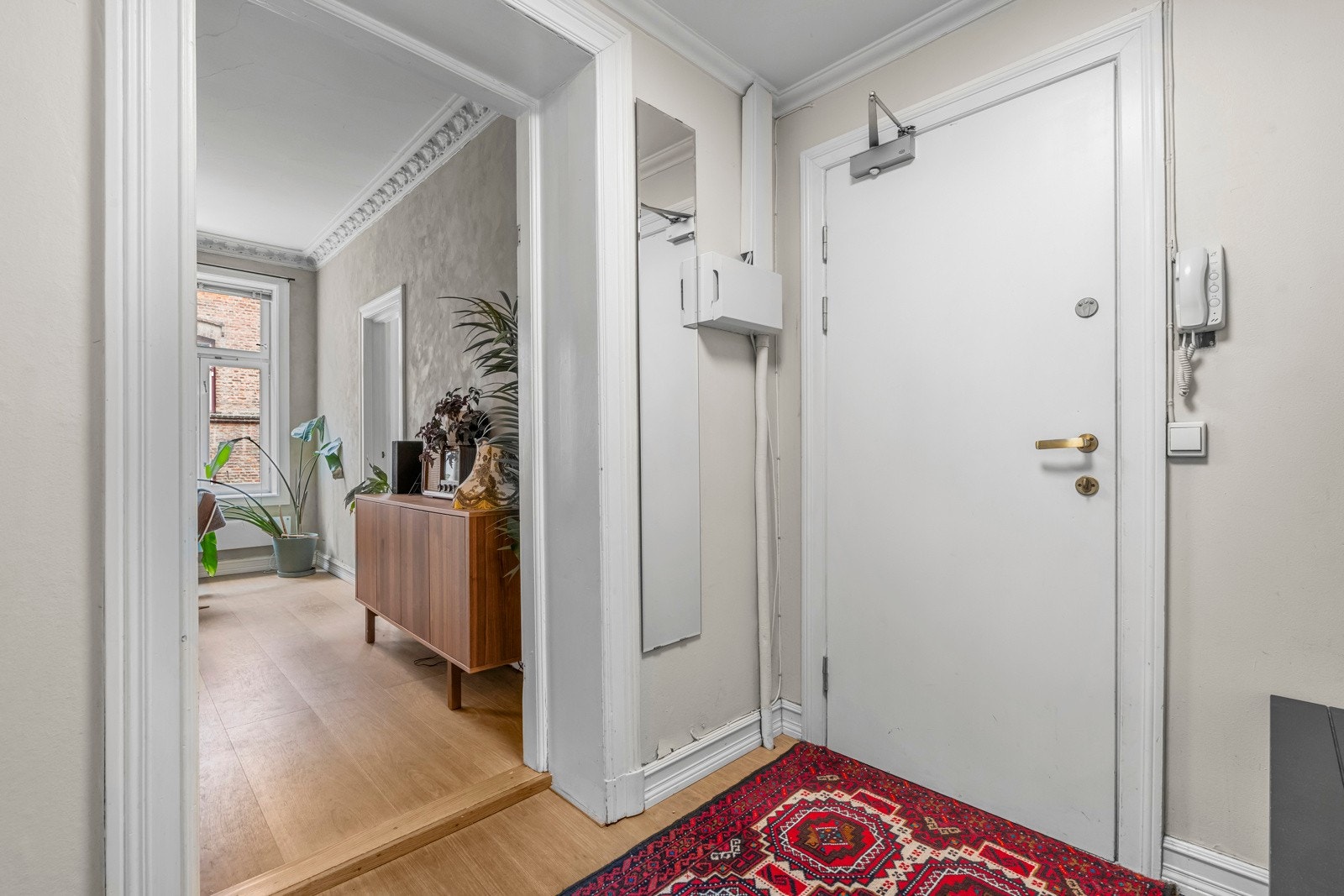 Det er adkomst via felles trappeoppgang. Ellers har oppgangen callinganlegg. Galleribilde