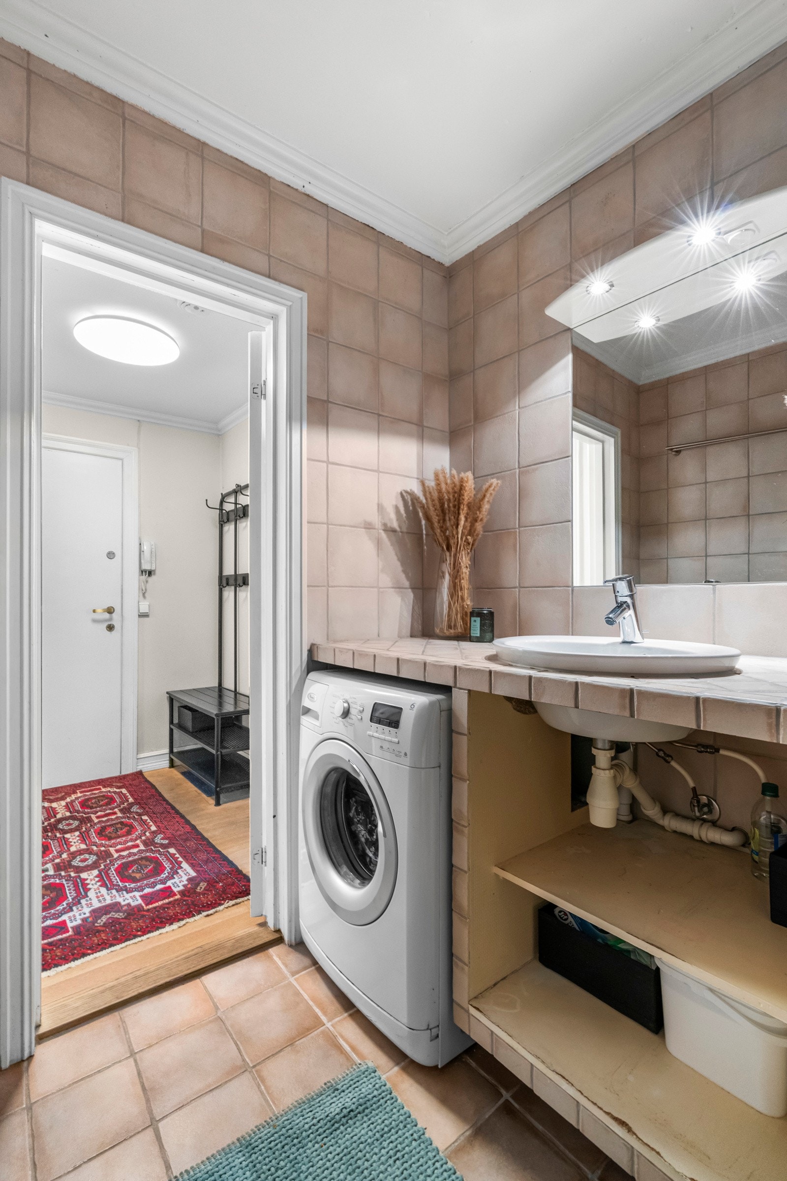 Videre ble taket og listene malt i 2024. Galleribilde