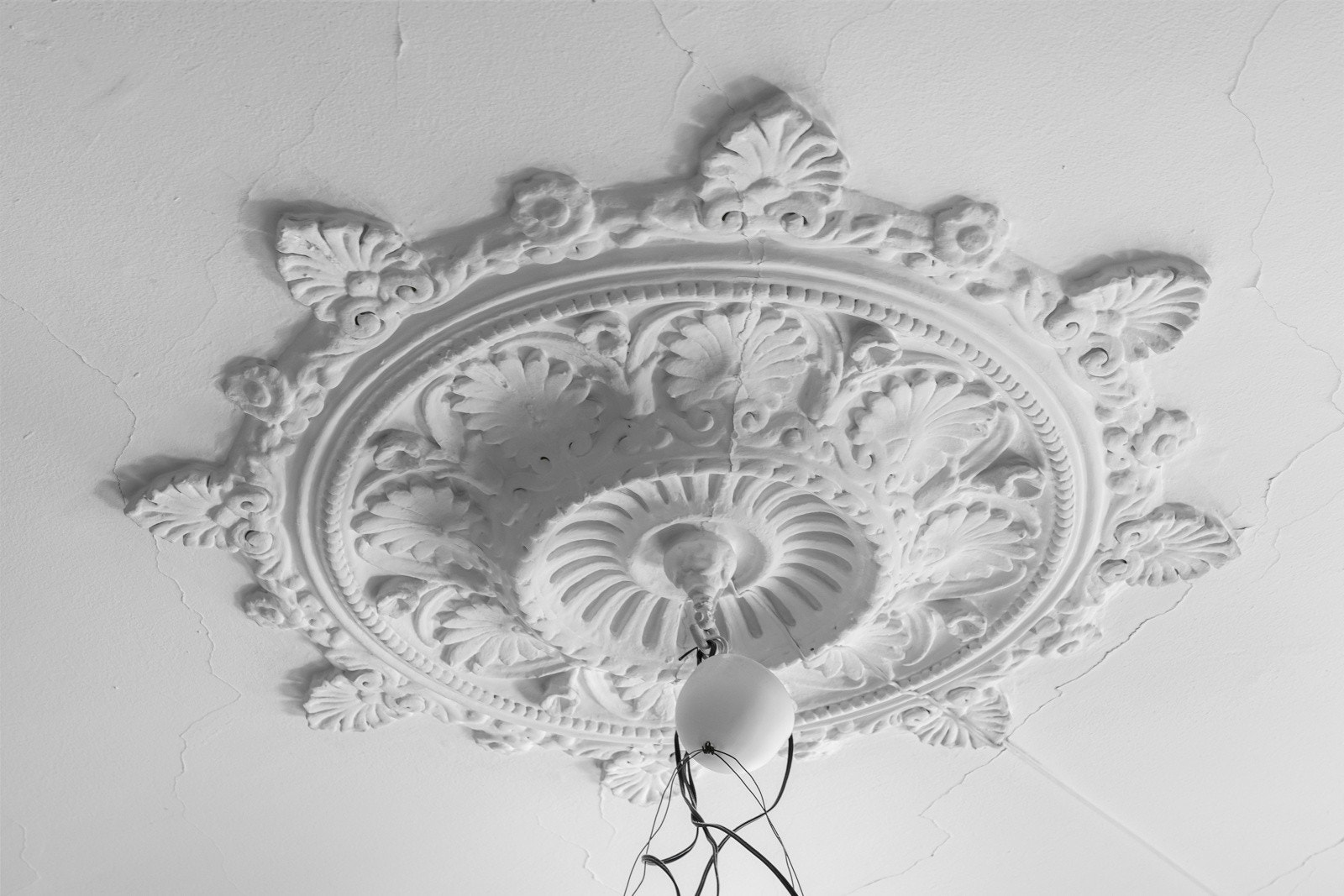 Stuen er vakkert utsmykket med både stukkatur og rosett samt rustikke teglsteinsvegger. Galleribilde