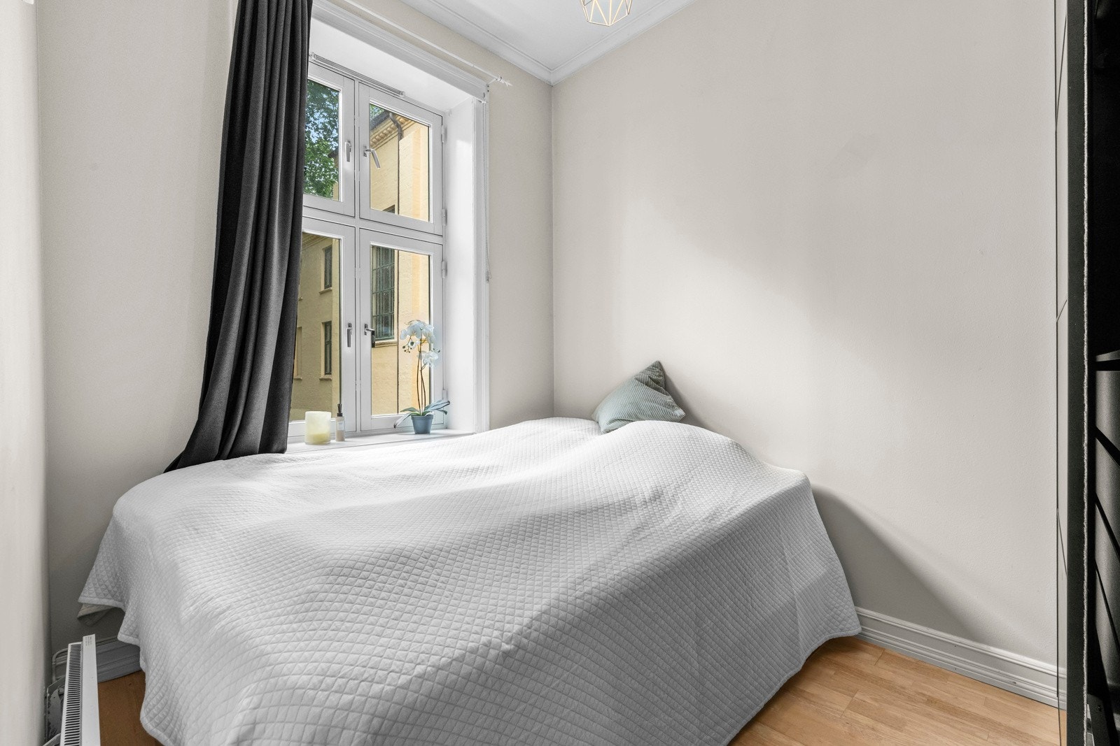 Hovedsoverommet har plass til dobbeltseng, nattbord og et garderobeskap. Galleribilde