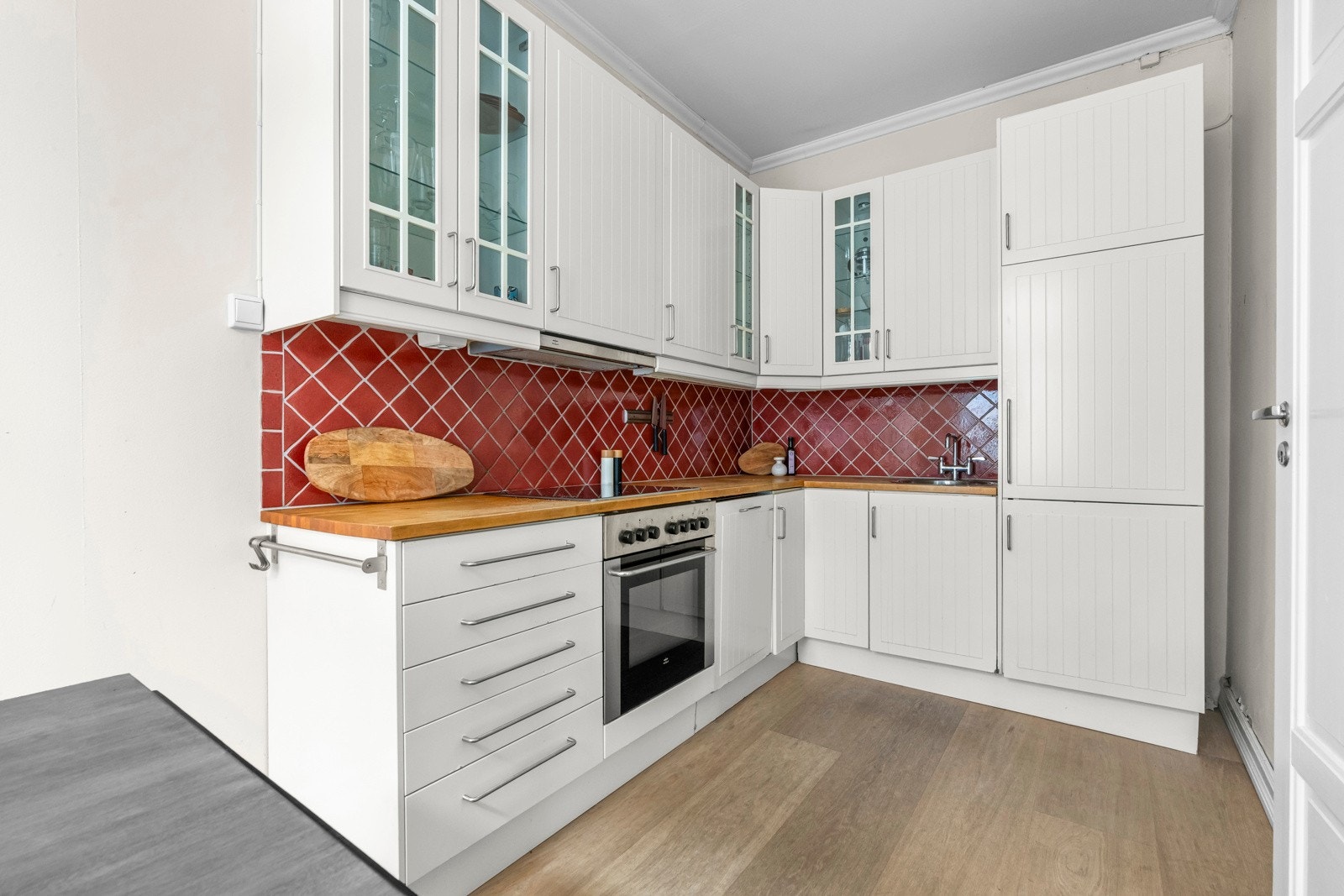 Kjøkkenet inneholder stekeovn, platetopp, oppvaskmaskin og integrert kjøleskap med fryserdel. Galleribilde