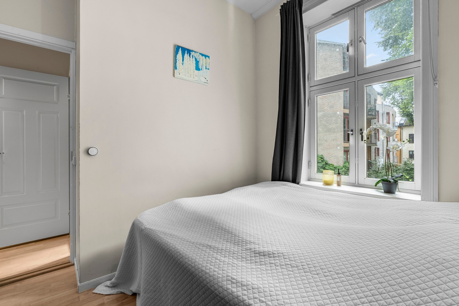 De store vindusflatene og den generøse takhøyden på 2,8 meter bidrar til å optimaliserer romfølelsen. Galleribilde