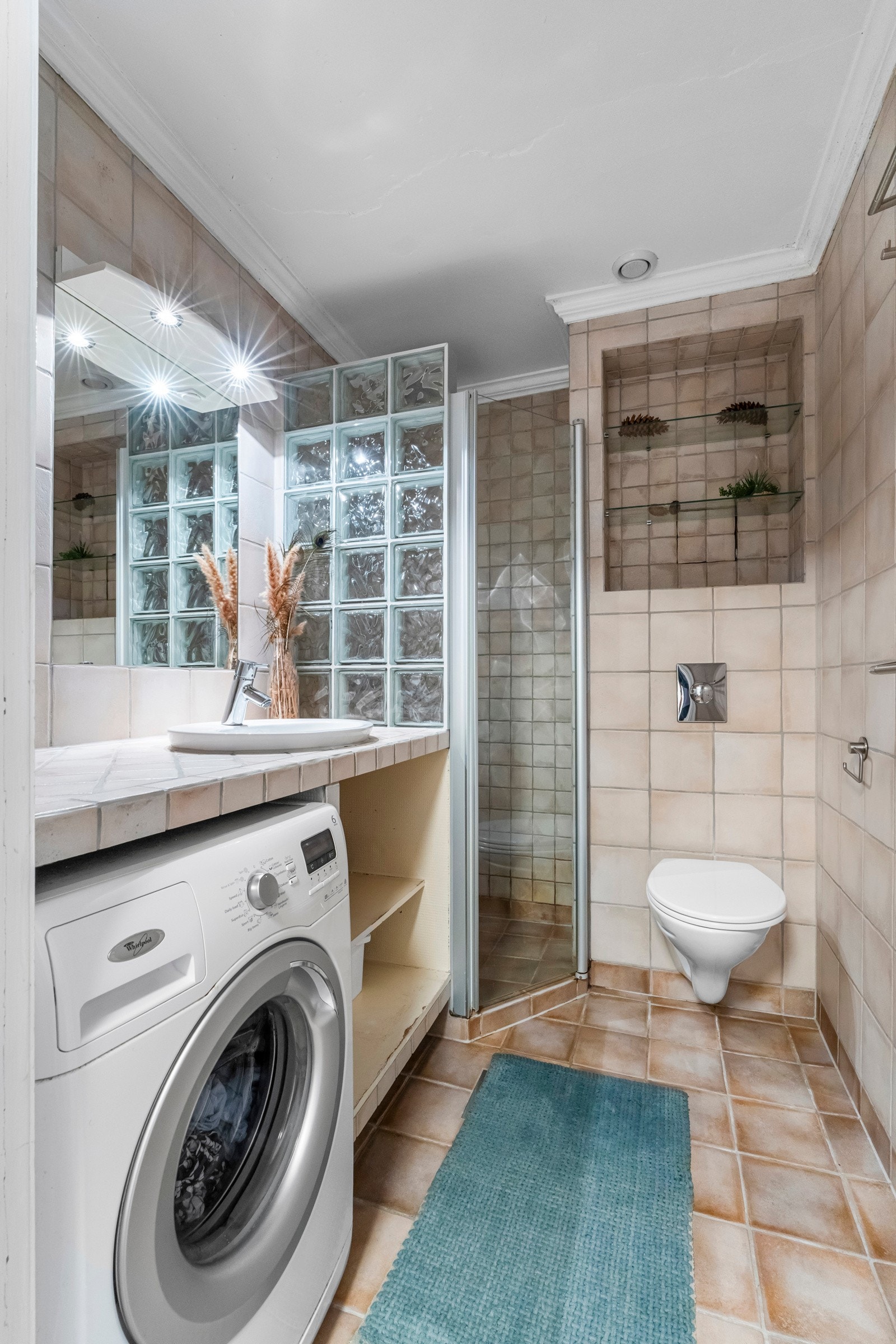 Det er behagelige varmekabler i gulv samt opplegg for vaskemaskin, så her har du alt du trenger på baderommet! Galleribilde