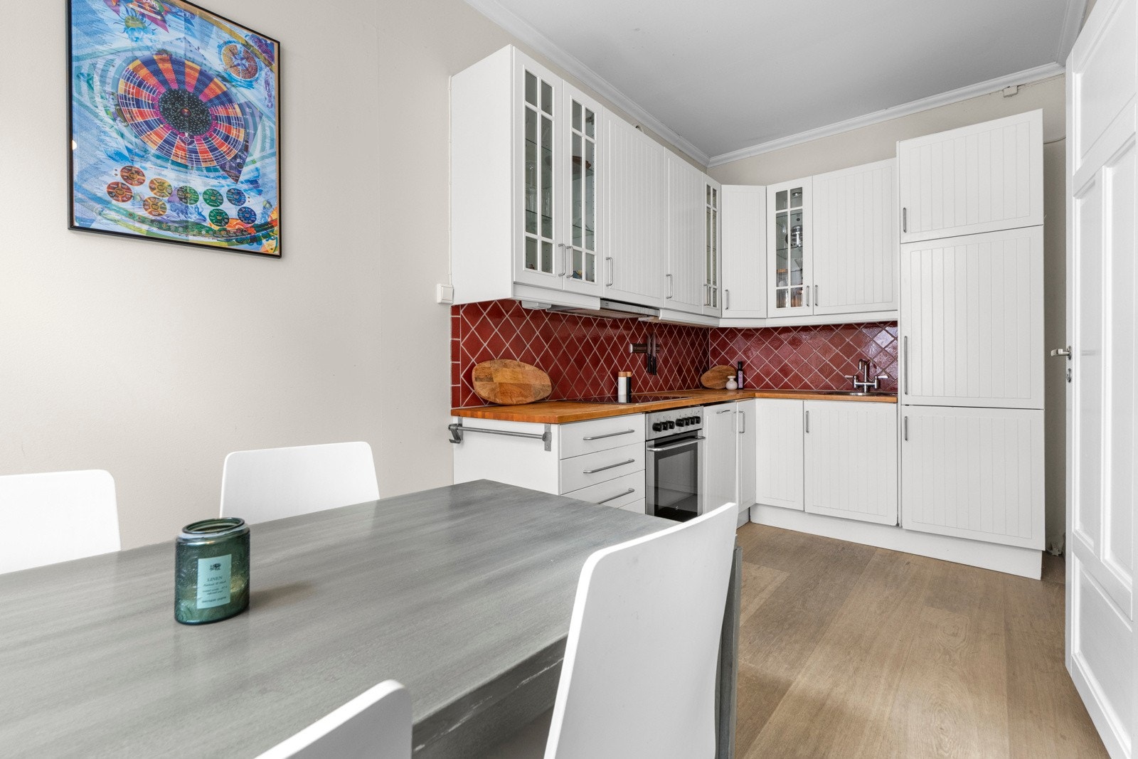 Boligen har et separat kjøkken med lys innredning, profilerte skapfronter og benkeplate i heltre. Galleribilde