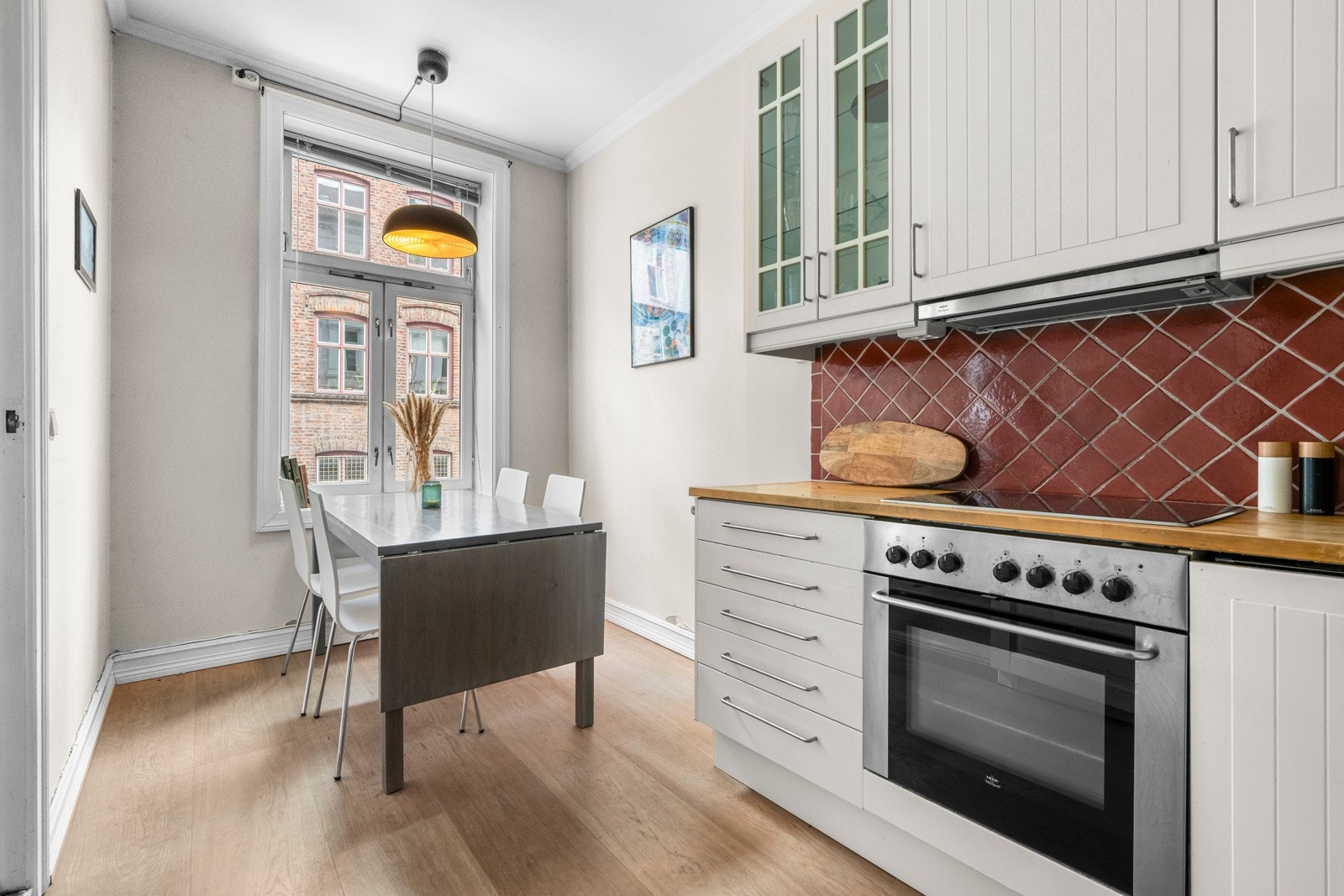 Veggene er malt i et lyst fargevalg og gulvet er belagt med parkett fra 2020. Galleribilde