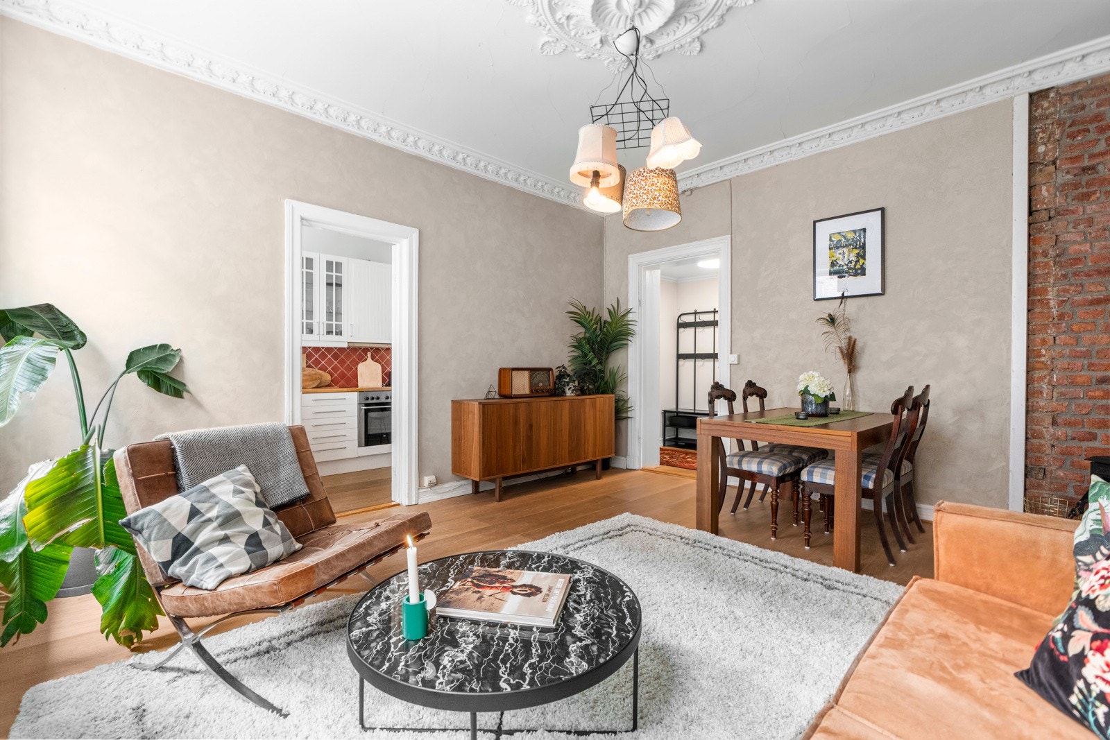 Dette sammen med den gjennomgående planløsningen og den generøse takhøyden på opptil 2,8 meter, sørger for en luftig atmosfære. Galleribilde