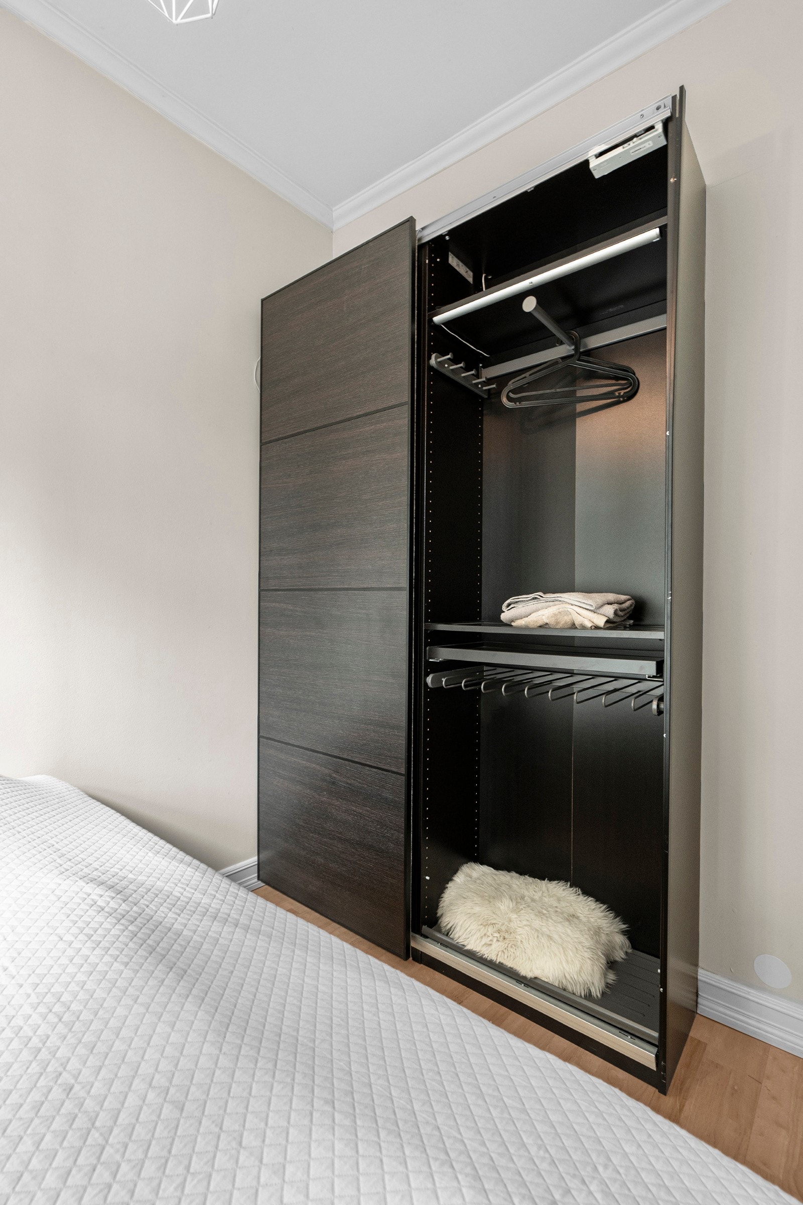 Garderobeskapet medfølger handelen. Galleribilde