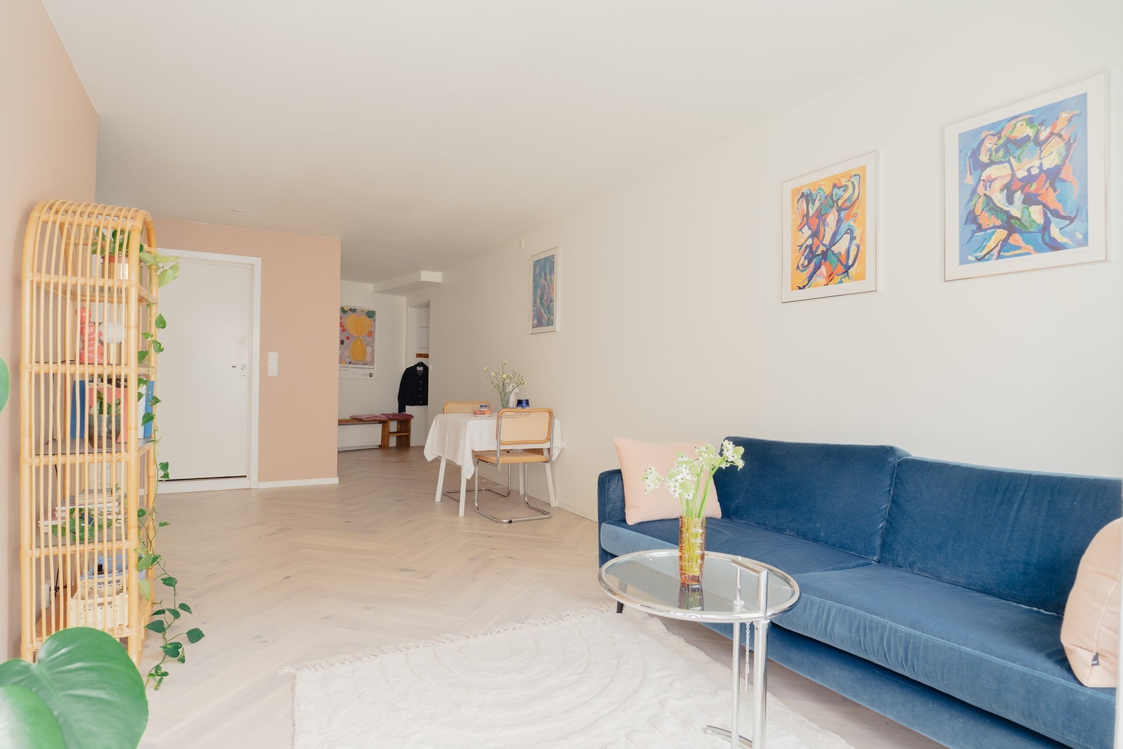 Stuen er malt i lyse og nøytrale farger som gir et lyst utrykk. Galleribilde