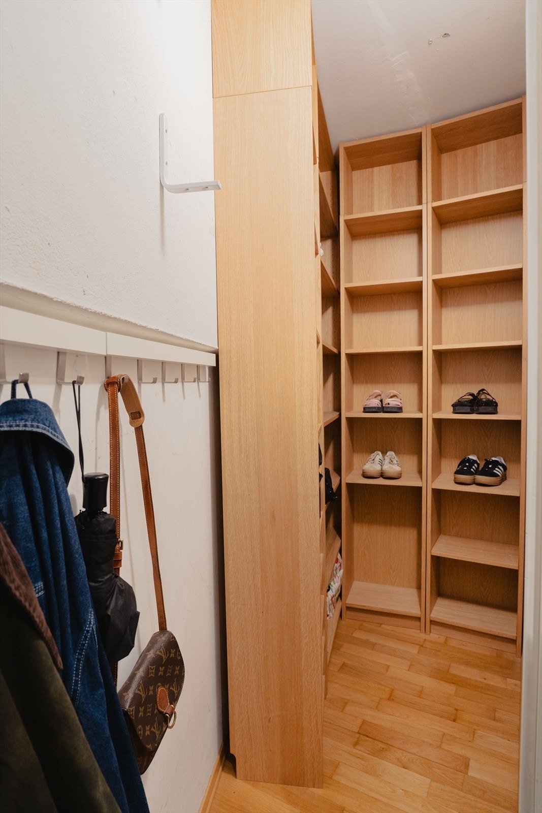 Praktisk innvendig bod med god plass til oppbevaring. Galleribilde