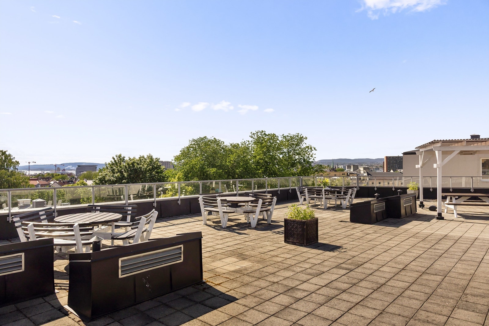 Takterrassen er romslig, er det er etablert flere sittegrupper. Galleribilde