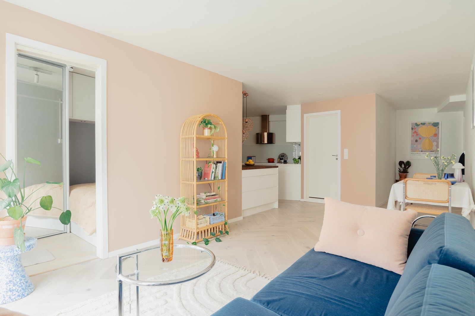 Det er åpen stue- kjøkkenløsning som setter et sosialt preg på boligen. Galleribilde