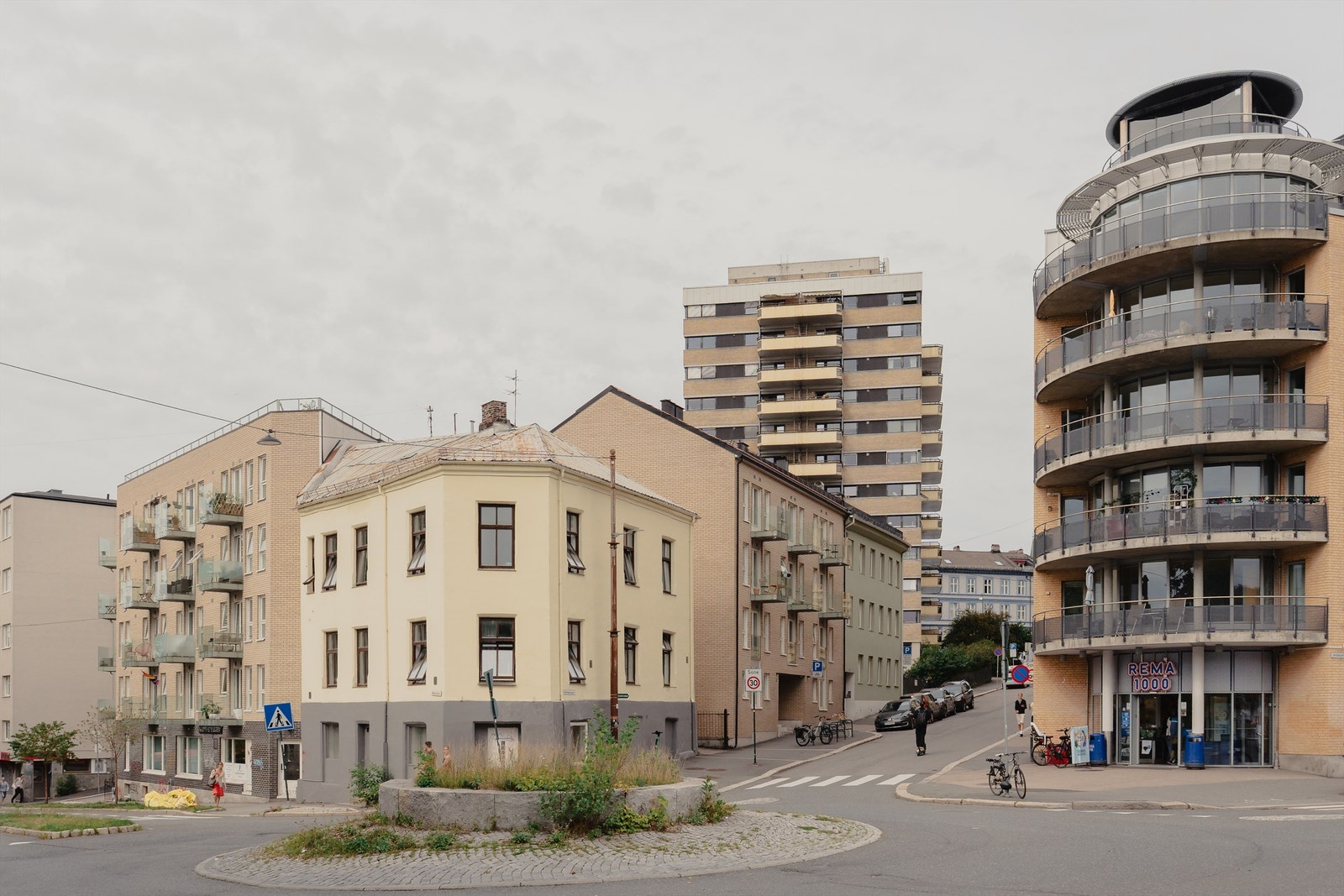 Dagligvarehandelen kan enkelt gjøres på Rema 1000 på Jordal i gangavstand fra leiligheten. Galleribilde