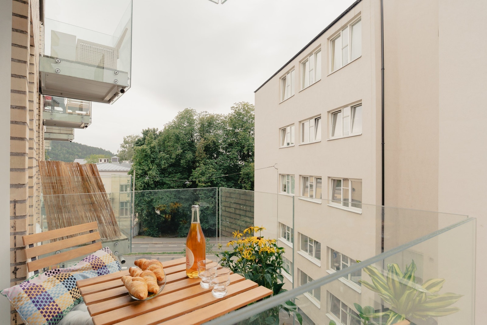 Flott balkong etablert i 2019 med plass en mindre sittegruppe. Galleribilde