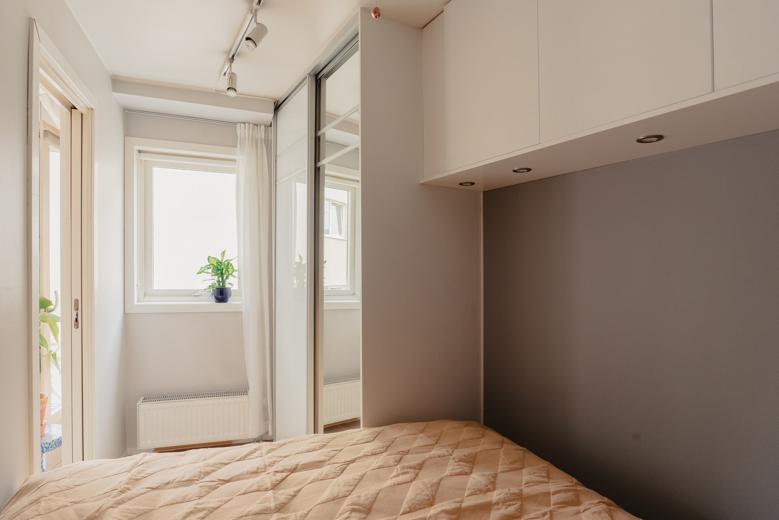 Det er etablert en smart garerobeløsning på vegg som sikrer god oppbevaringsplass, samt god plass toll oppbevaring i skyvedørsgarderobe. Galleribilde