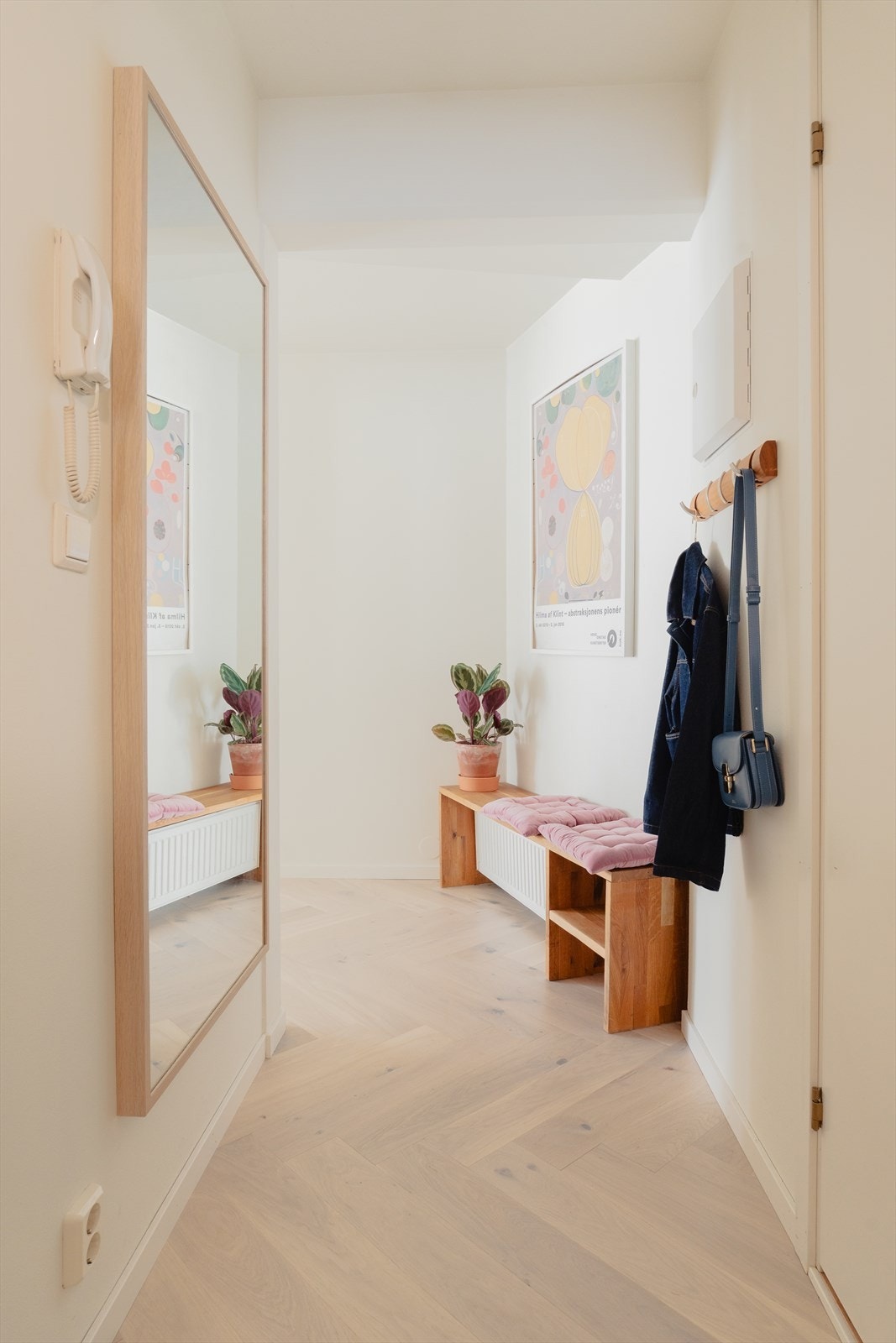 Lys og innbyderne entré med plass til henge fra seg og kommode til sko. Dørcalling. Galleribilde