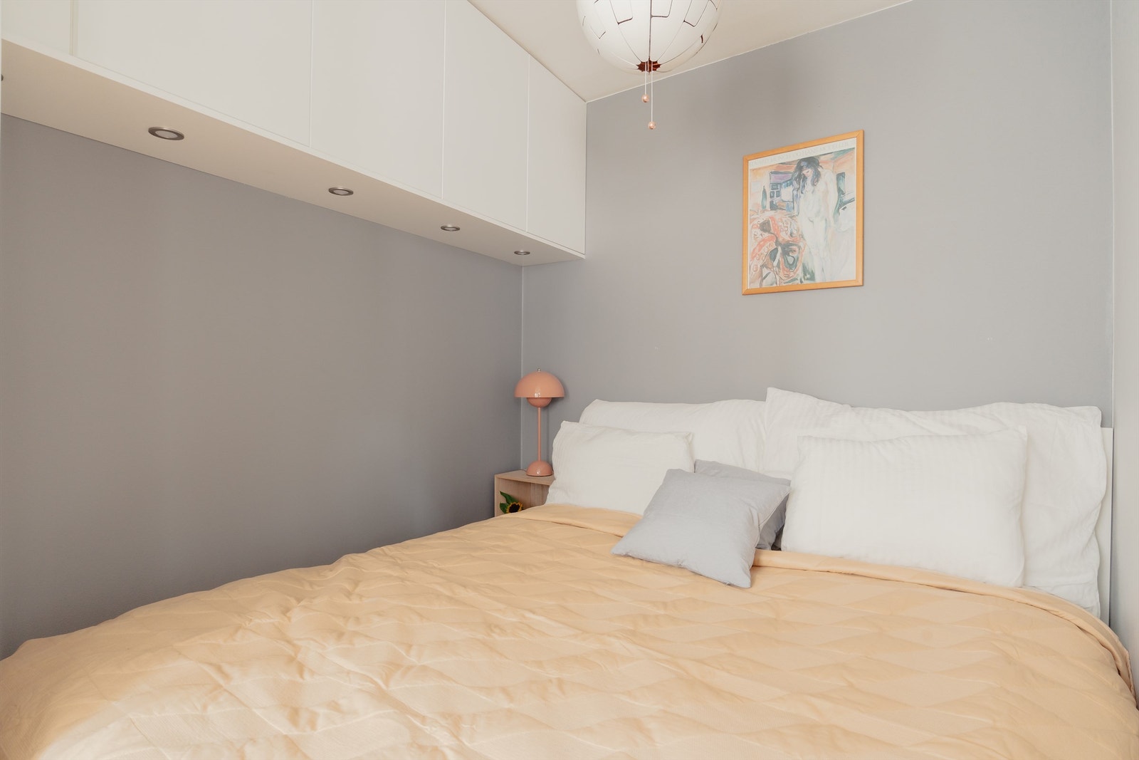 Leilighetens soverom har plass til seng med tilhørende møblement. Galleribilde