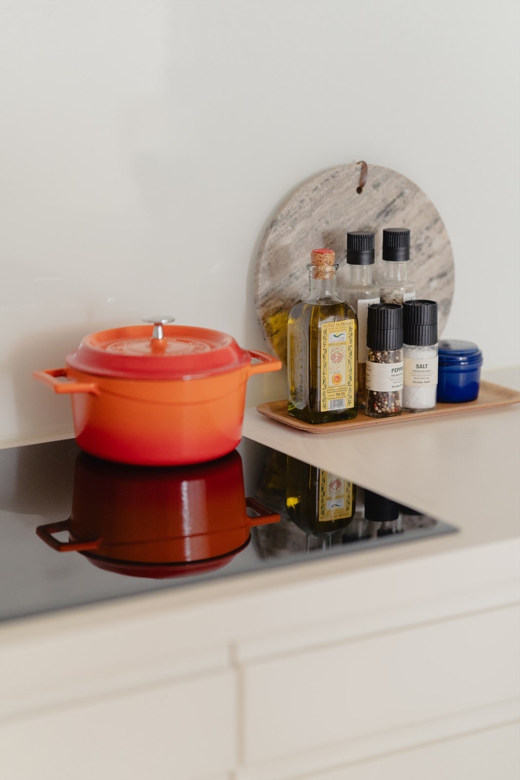 Mekanisk ventilator er plassert over platetopp. Galleribilde