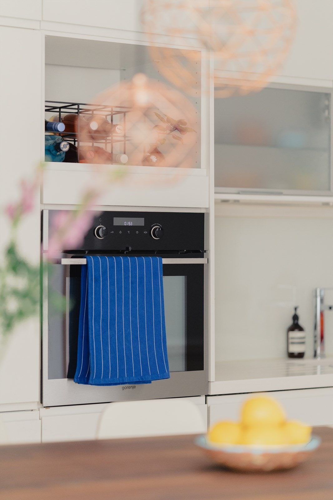 Innredningen består av benkeplate i kompositt/corian type og integrert oppvaskmaskin, stekeovn, platetopp, samt kjøl/frys. Galleribilde