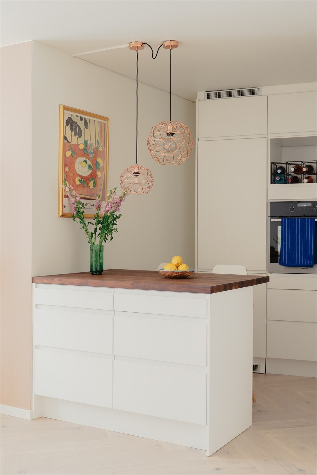 Kjøkkenøya gir kjøkkenet et sosialt preg og som sikrer både benkeplass, samt ekstra oppbevaringsplass. Galleribilde