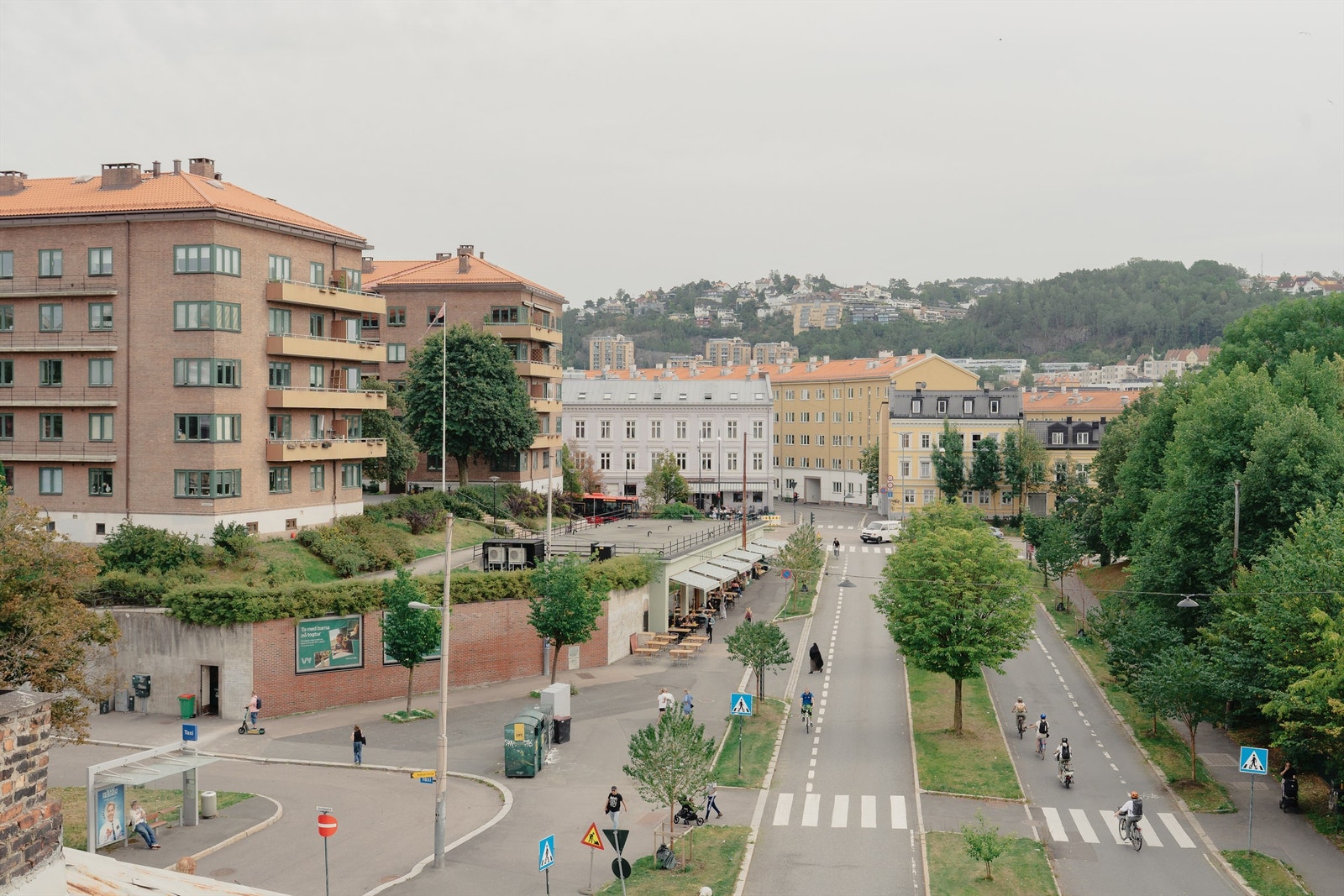 Her bor du i et rolig og urbant område med kort vei til det meste. Gangavstand til Oslo S gir enkel tilgang til både lokaltog og regiontrafikk, og kollektivtilbudet i området er svært godt. Galleribilde