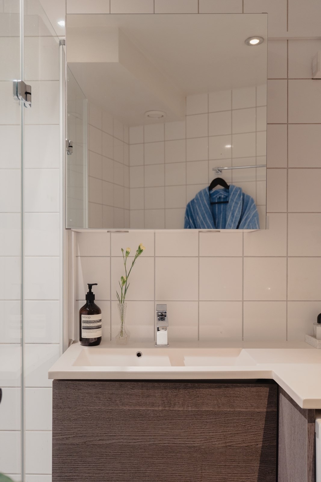 Det er god plass til oppbevaring i skap under servant og i speilskap. Galleribilde