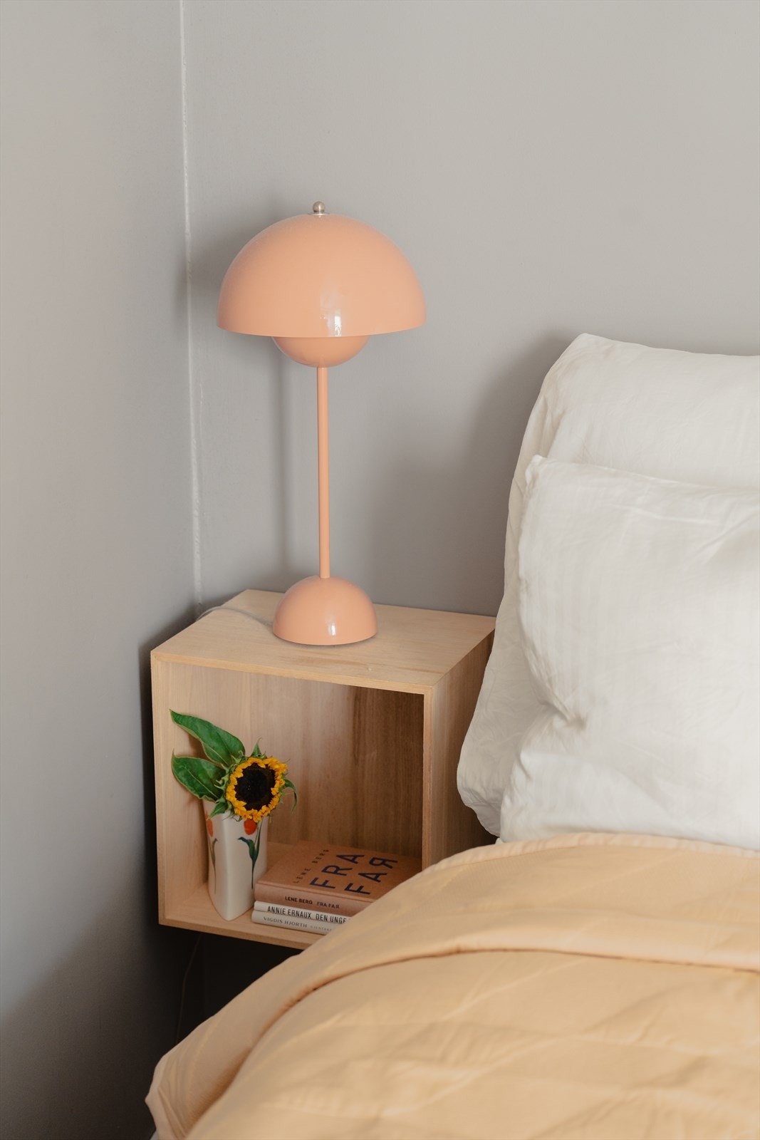 Vegghengt nattbord etablert ved siden av seng. Galleribilde