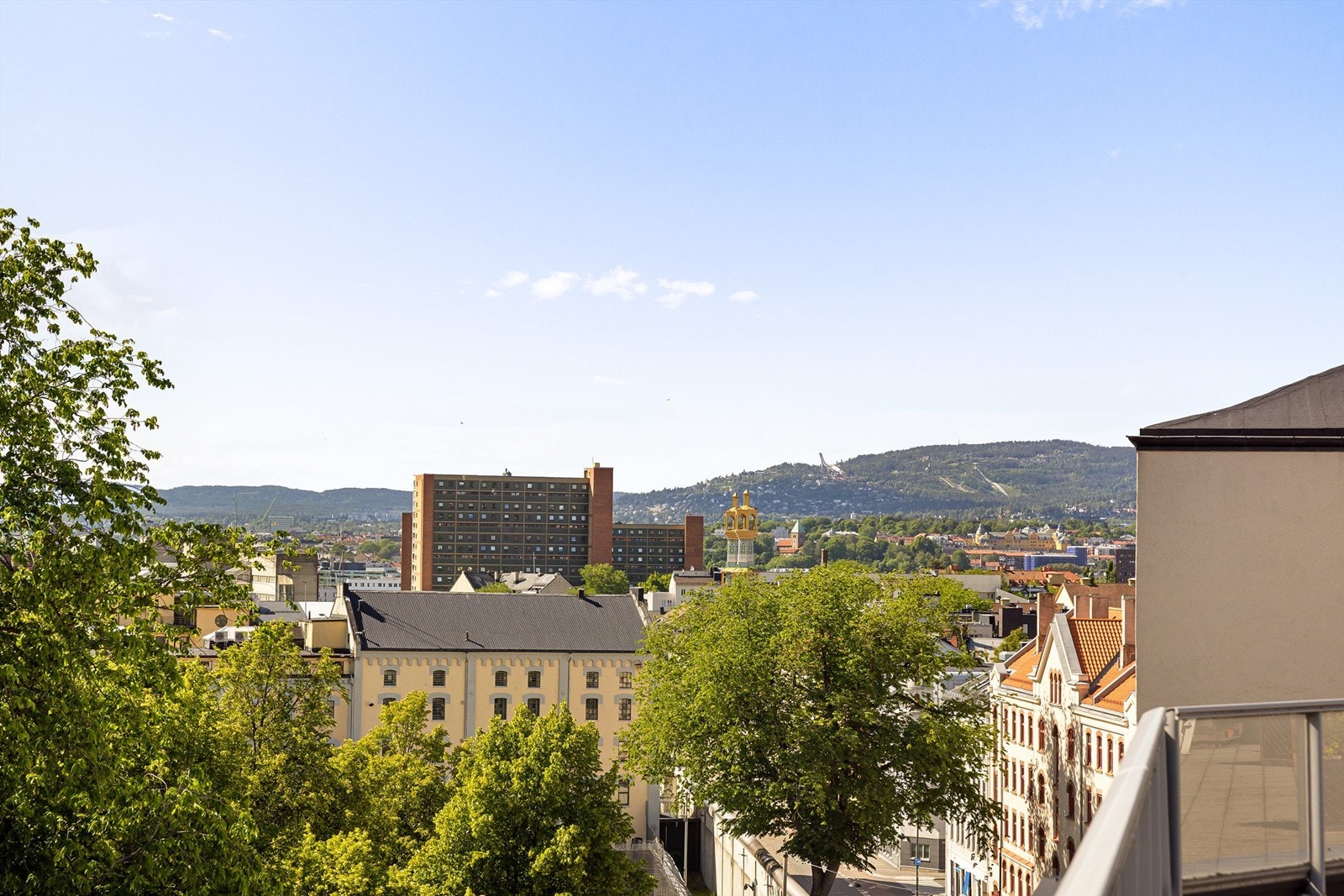 Her har du har utsikt over flotte grøntarealer, samt fantastisk Galleribilde