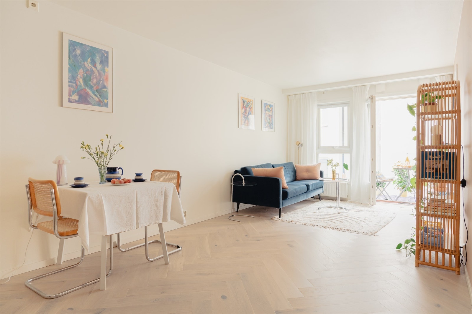 Lys og romslig stue med god plass til å møblere med sittegruppe med tilhørende møblement. Galleribilde