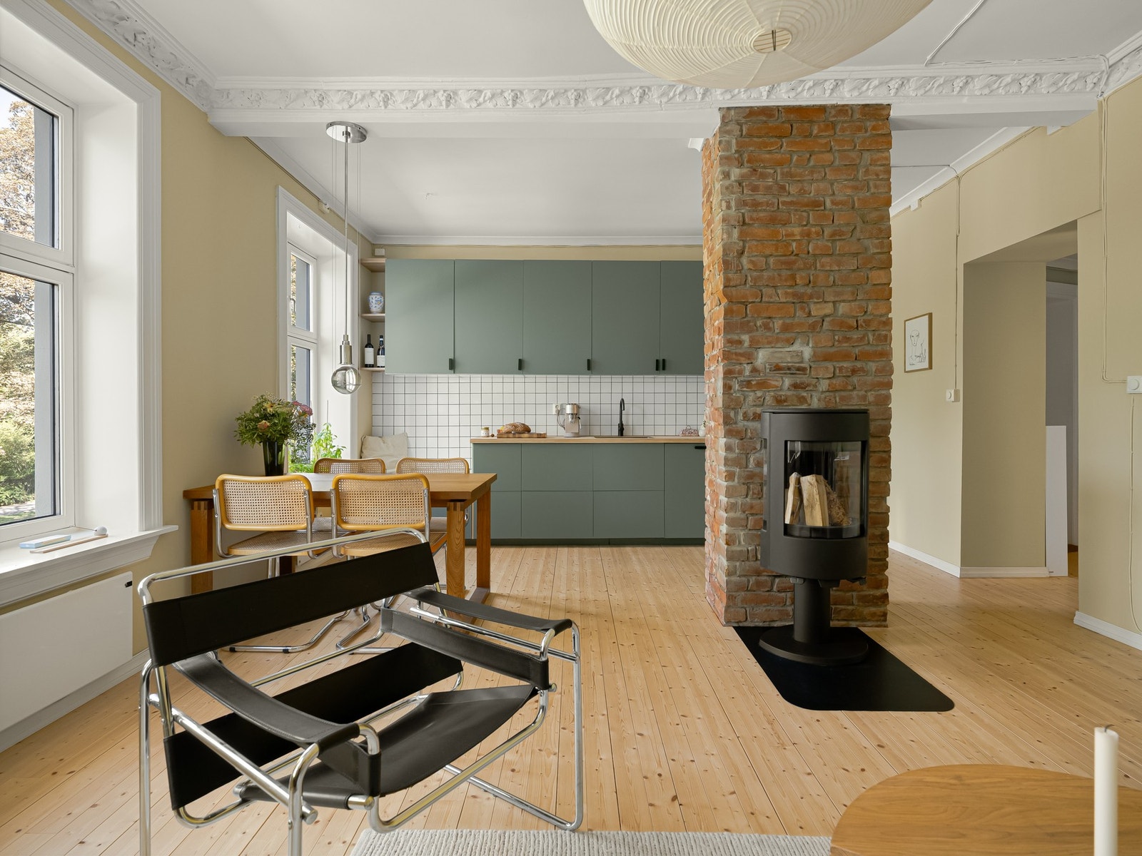 Takhøyden er målt til ca. 2,78 meter her inne, hvilket også forsterker den rause romfølelsen. Galleribilde