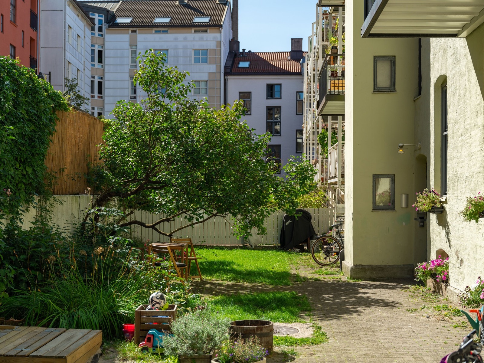 Det er intern forkjøpsrett i borettslaget (hvor bare naboer kan melde interesse). Ingen naboer har meldt interesse, hvilket betyr at forkjøpsretten anses som avklart! Så om du kjøper leiligheten, kan ingen ta den fra deg. Galleribilde