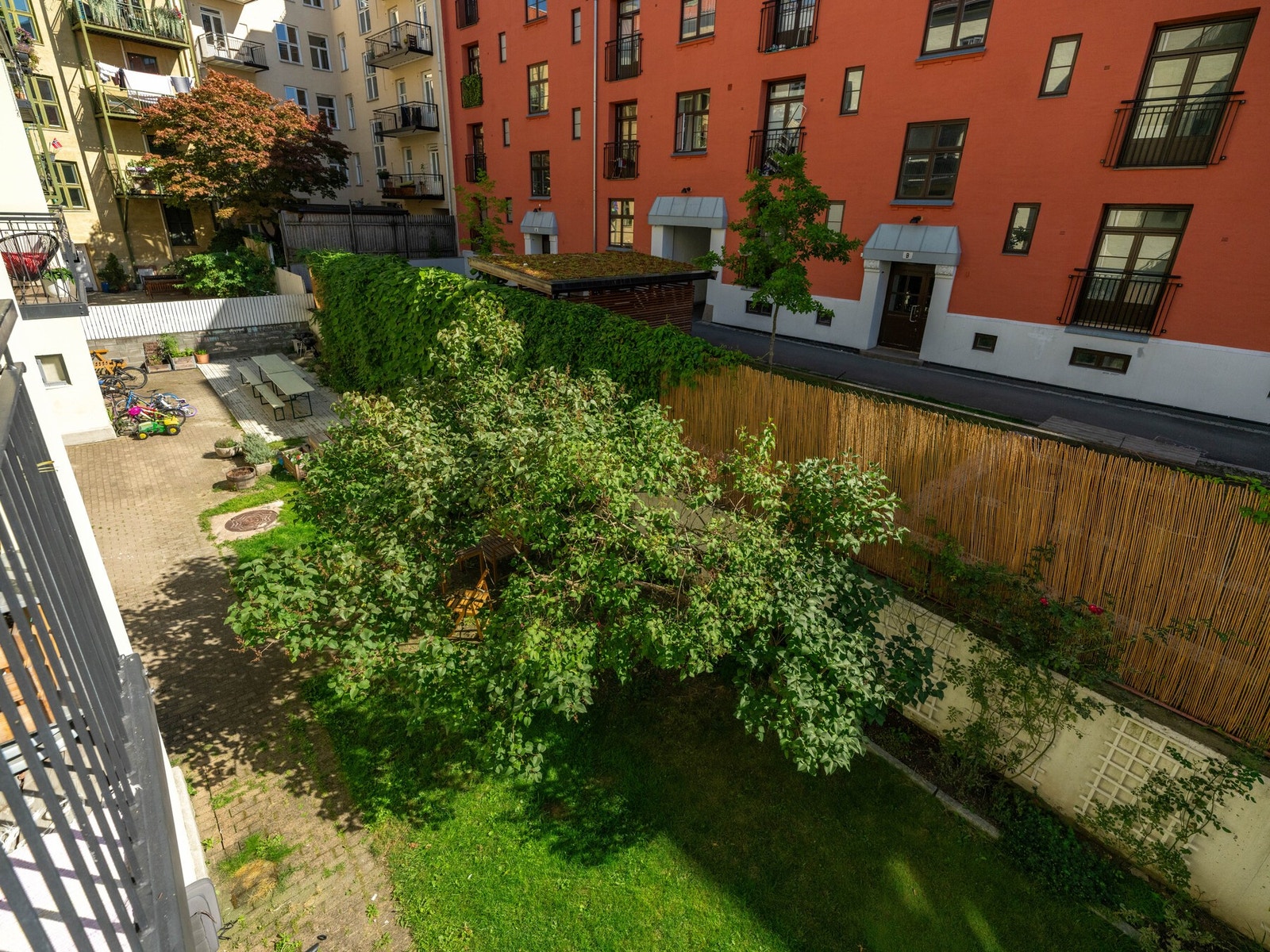 Balkongen og soverom vender ut mot lukket bakgård, skjermet fra bilvei. Galleribilde