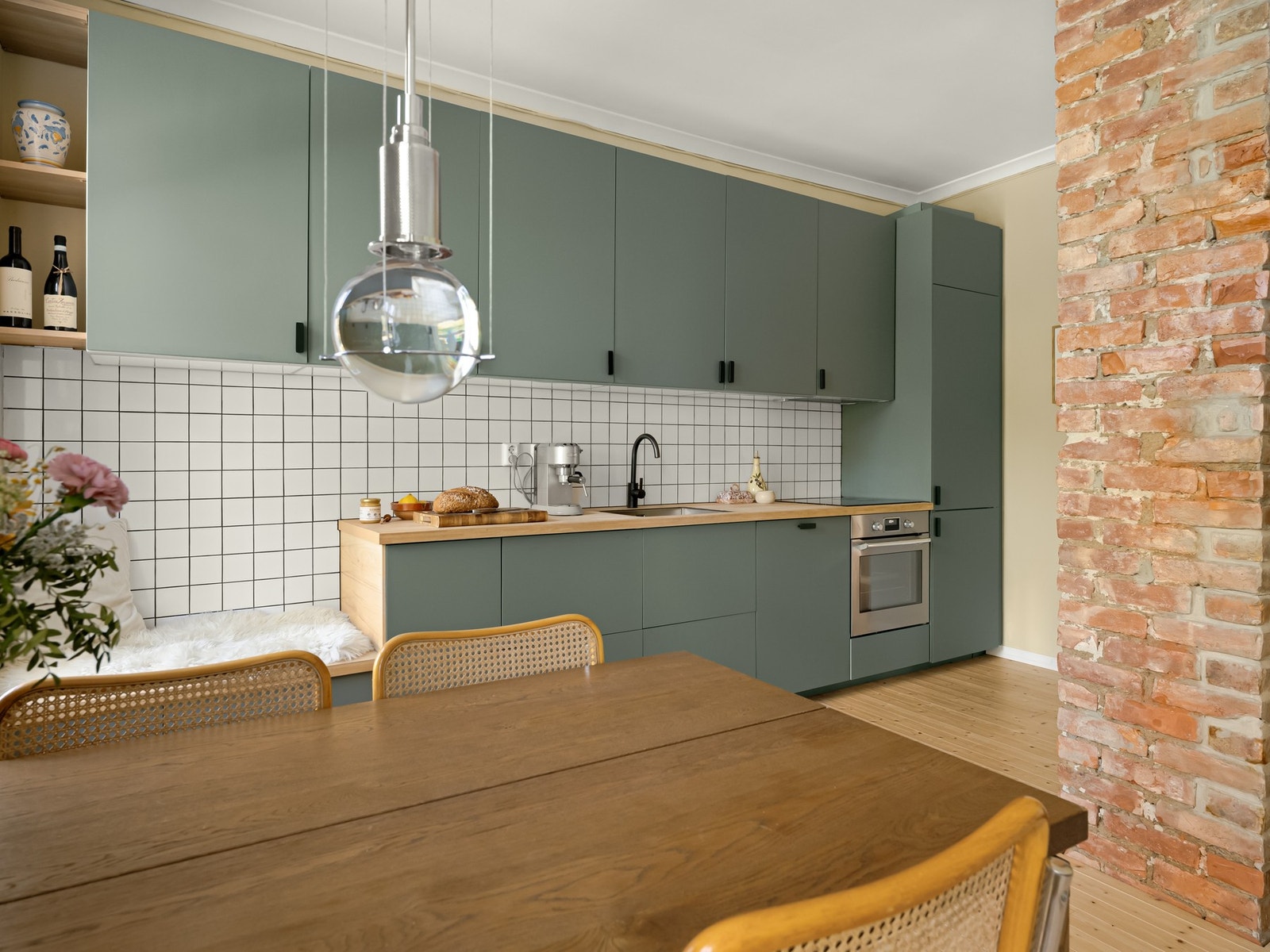 Kjøkkenet er utstyrt med induksjonskoketopp, stekeovn, og integrert kjøleskap/fryser. Det er også montert lekkasjesikring og komfyrvakt. Galleribilde