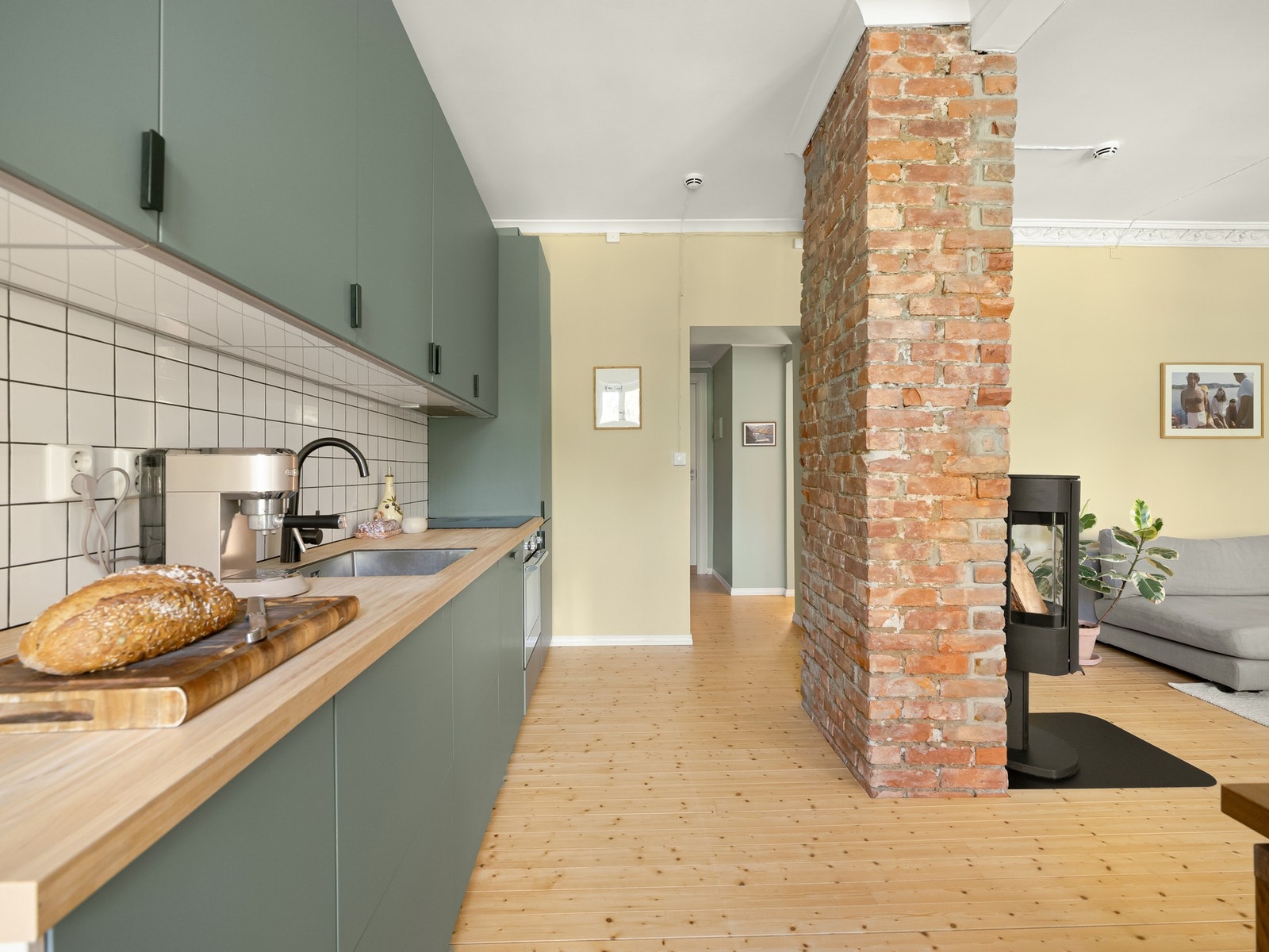 I 2021 ble det lagt heltregulv her i stue og kjøkken, samt i entré. På soverom er det antatt originale tregulv. Dette skaper en fin helhet. Galleribilde