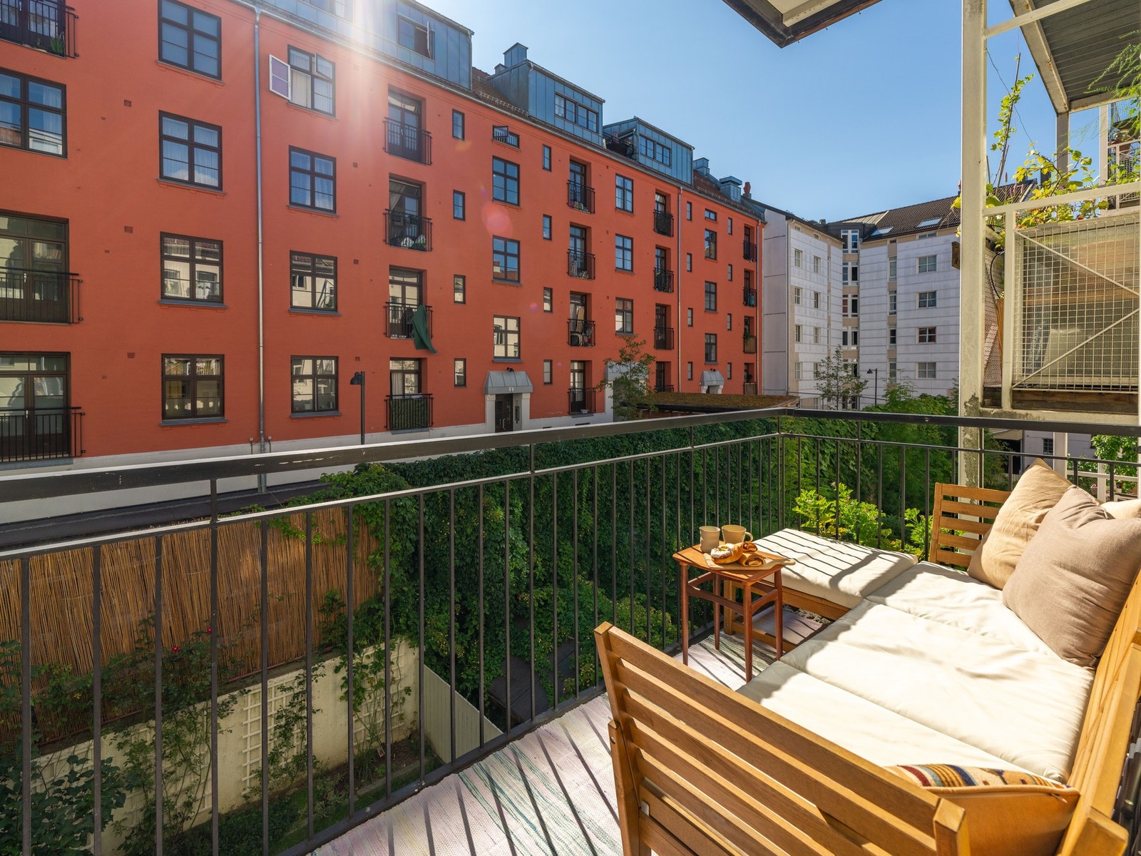 Balkongen er ca. 5 kvm og er solrik. Om sommeren har du sol her frem til cirka kl.16, ifølge selger. Galleribilde