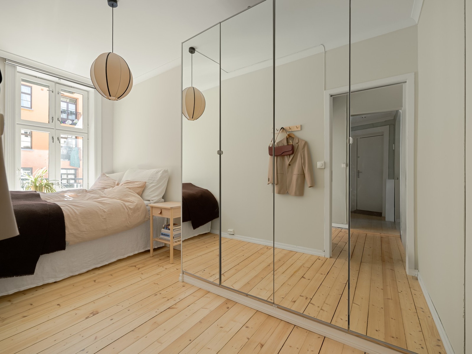 Hovedsoverommet har stor garderobe, hvilket medfølger ved salg. Galleribilde