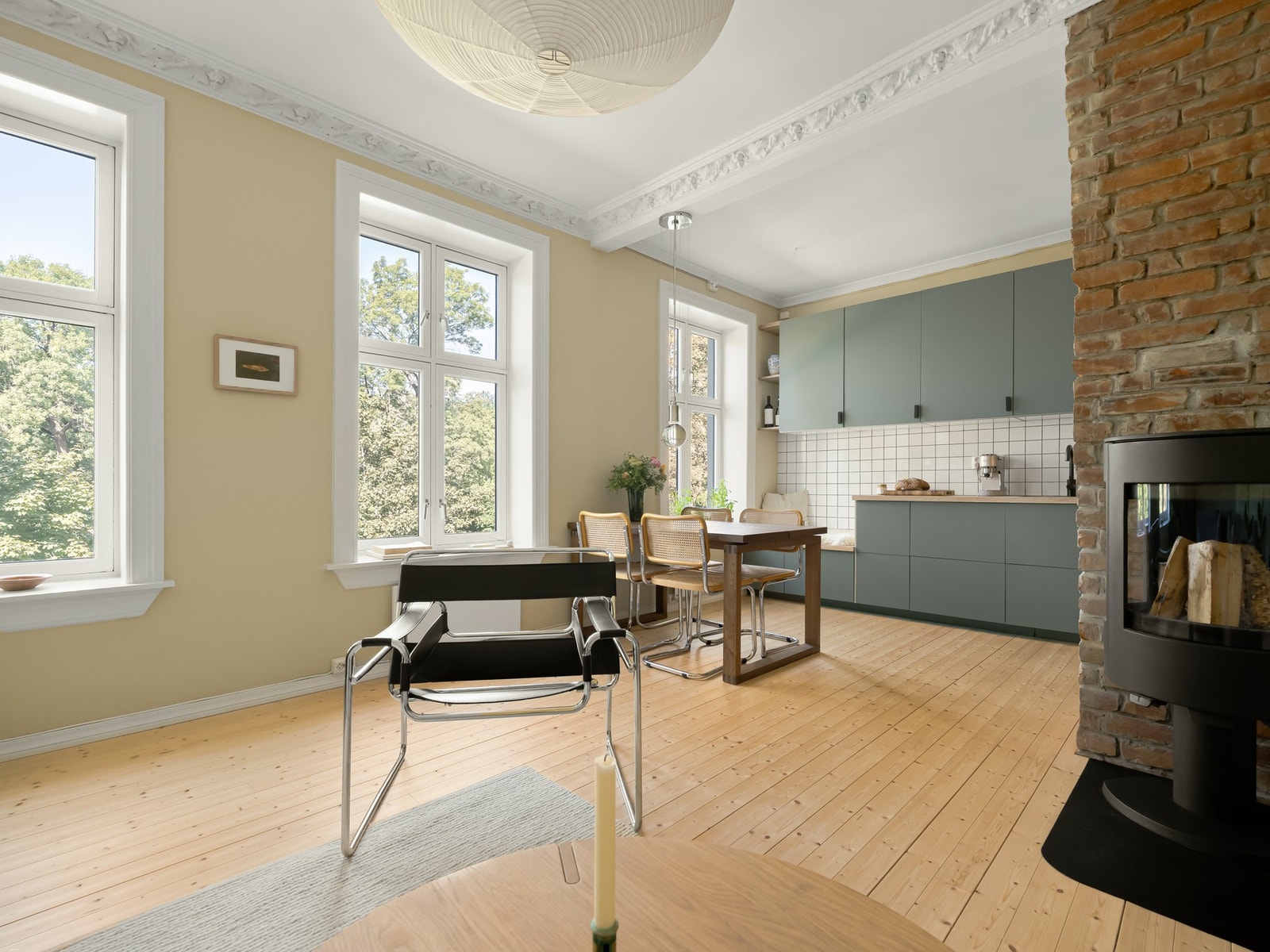 Med tre høye vinduer i rekke blir lysinnslippet helt supert. Det gjør også underverker for romfølelsen. Galleribilde