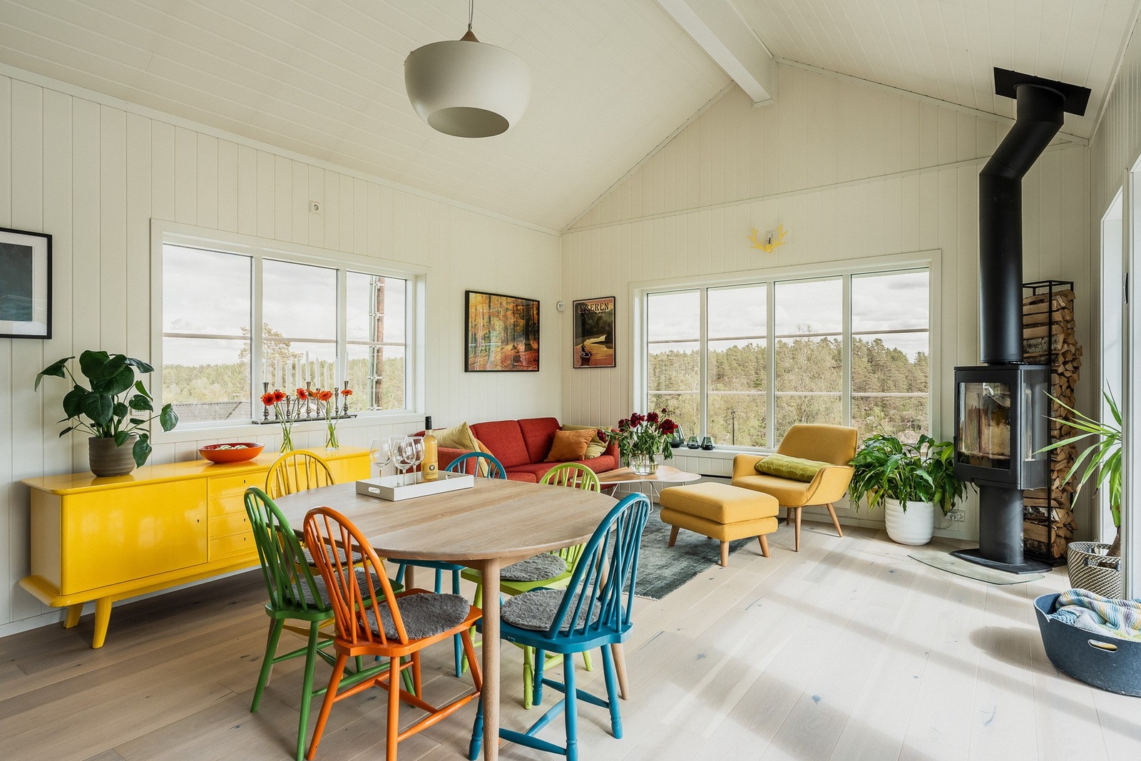 Stuen bades i dagslys fra vinduer på tre sider. Galleribilde