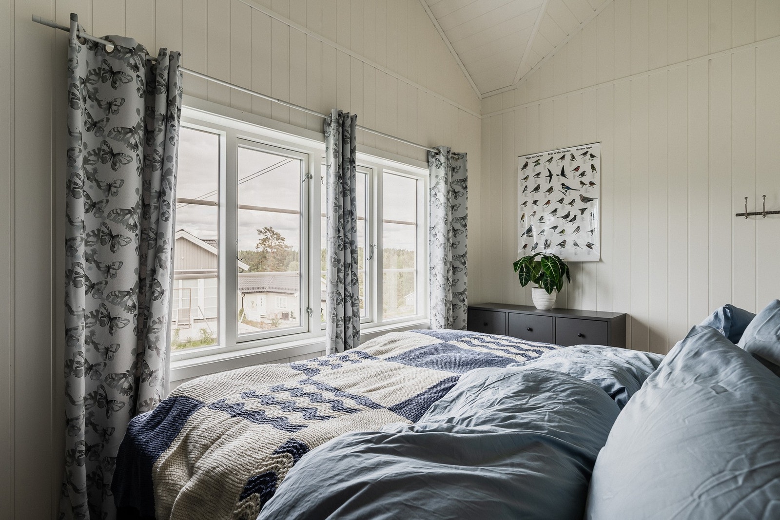 Hovedsoverommet er ekstra lyst og luftig med mønet himling. Galleribilde