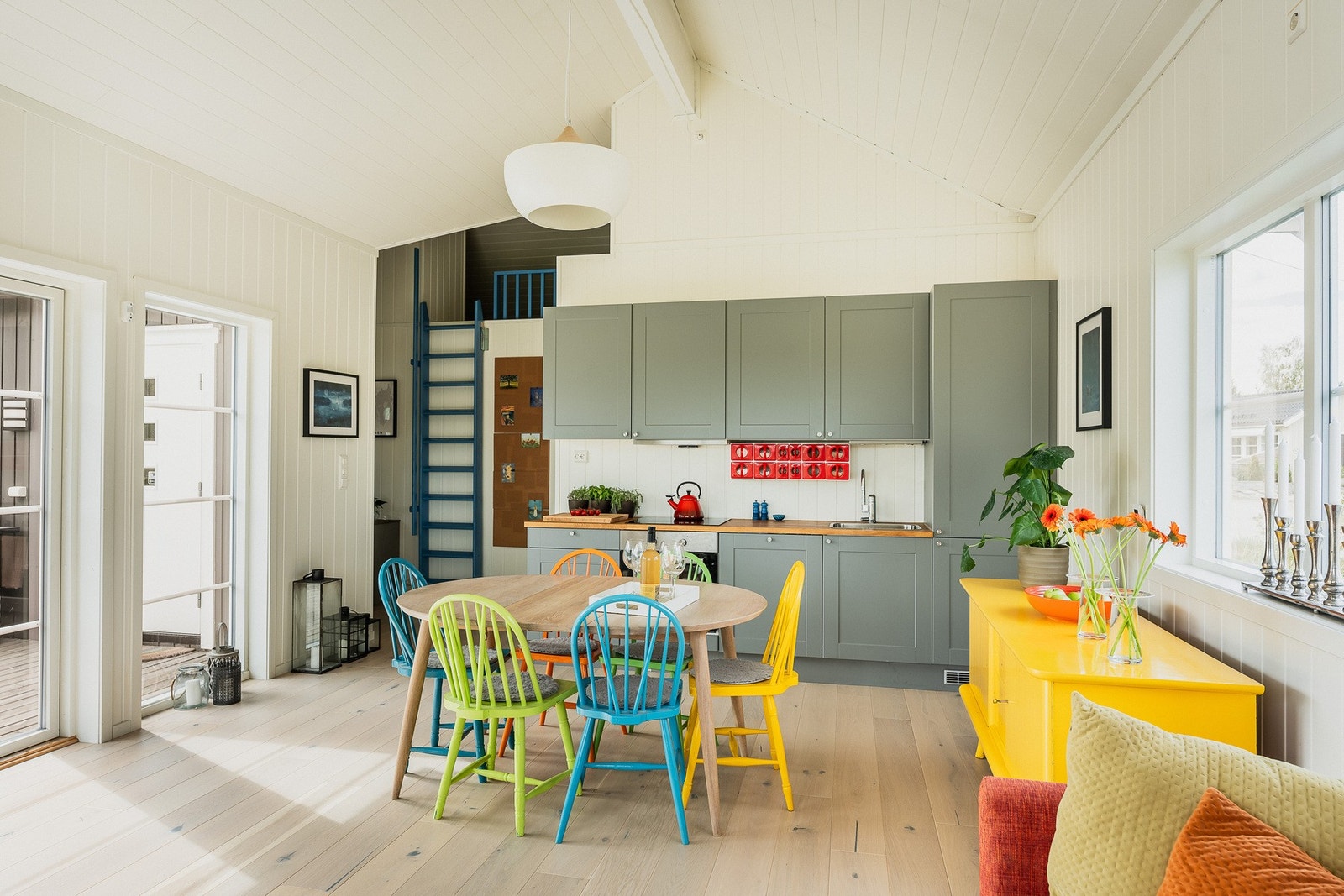 Kjøkkenet er klassisk i stilen med malte rammefronter. Galleribilde