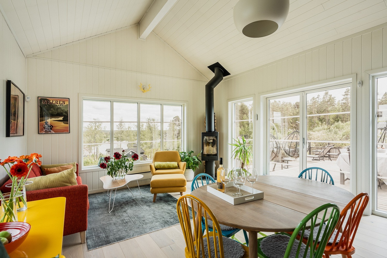 Stuen ligger i åpen løsning med kjøkkenet og har et møbleringsvennlig areal. Takhøyden strekker seg til 3,68 meter under mønet. og gir rommet en ekstra luftig følelse. Galleribilde