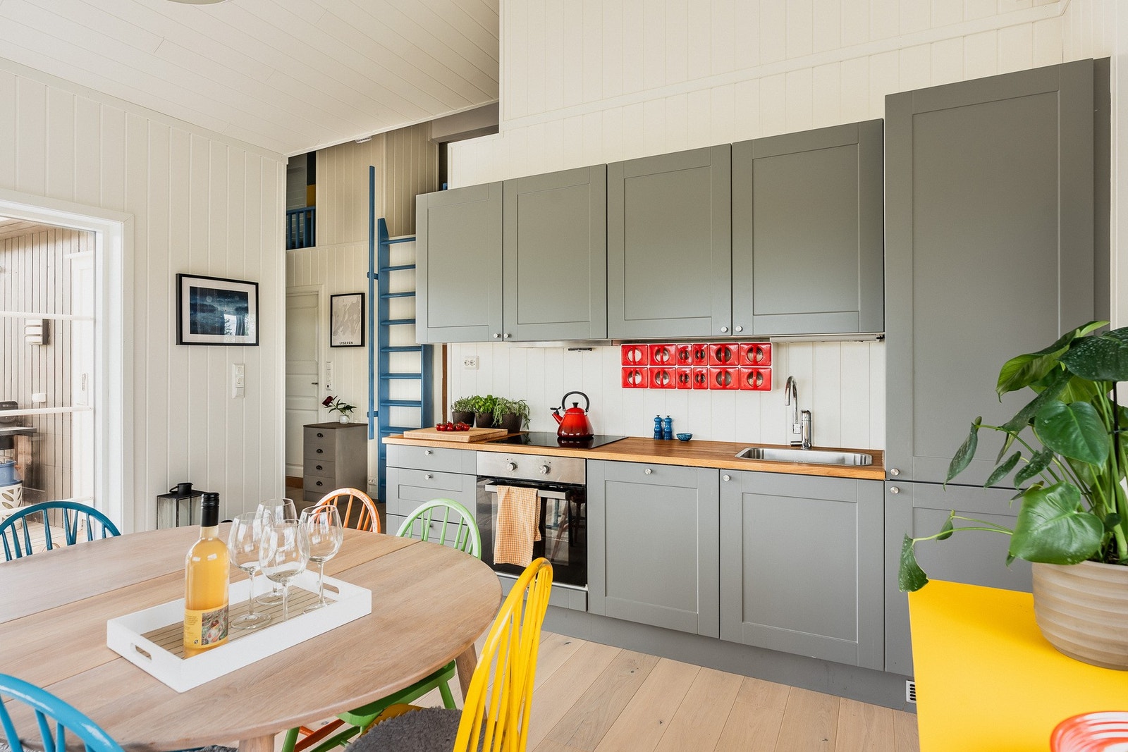 Benkeplate i heltre med nedfelt oppvaskkum i børstet rustfritt stål og 1-greps blandebatteri. Galleribilde