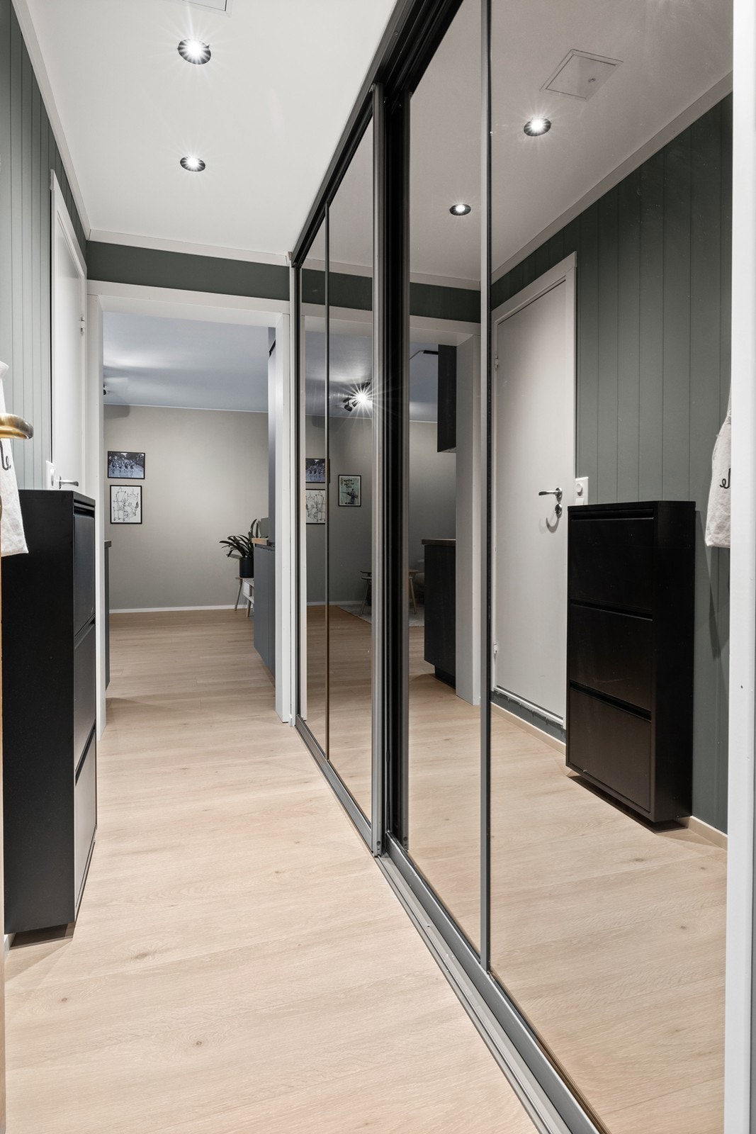 Godt med lagringsplass i medfølgende skyvedørsgarderobe i gangen Galleribilde