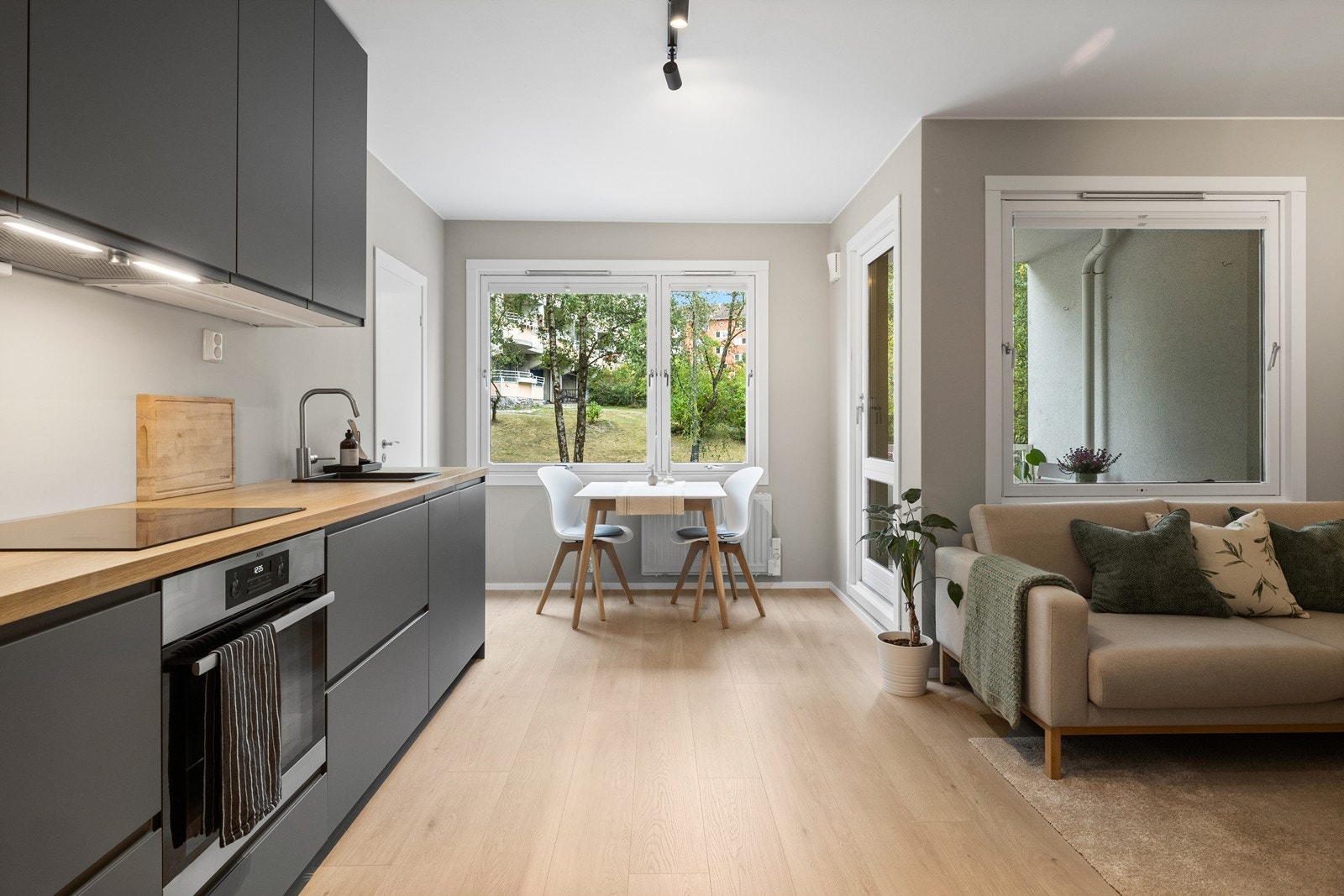 Godt med vinduer gir et fint lys i boligen Galleribilde