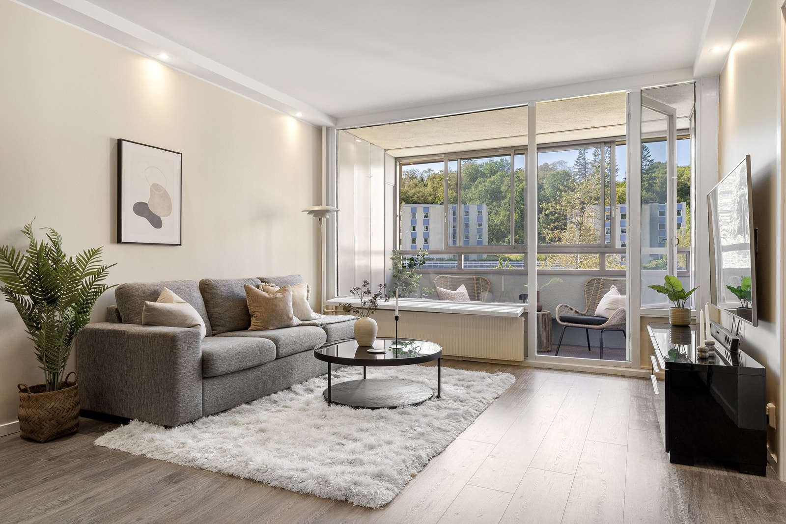 Luftig stue med store vindusflater som slipper rikelig inn med dagslys. Galleribilde