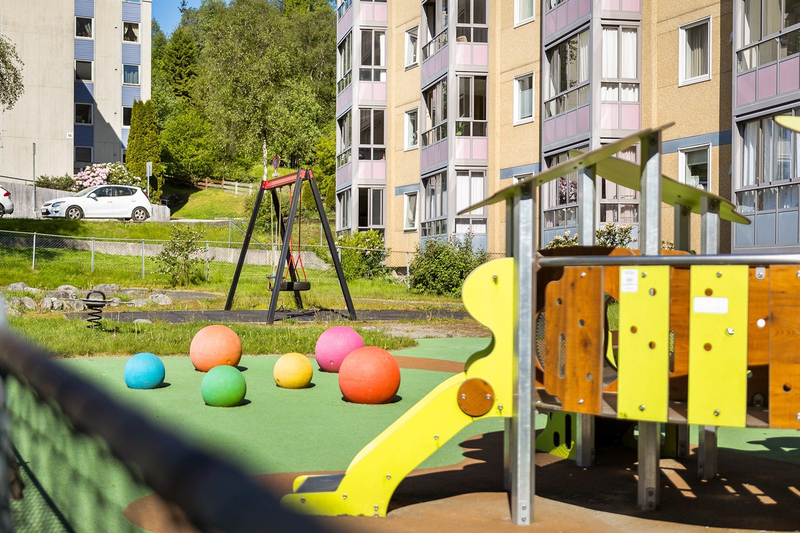 Lekeplass rett utenfor inngangen av leiligheten. Galleribilde