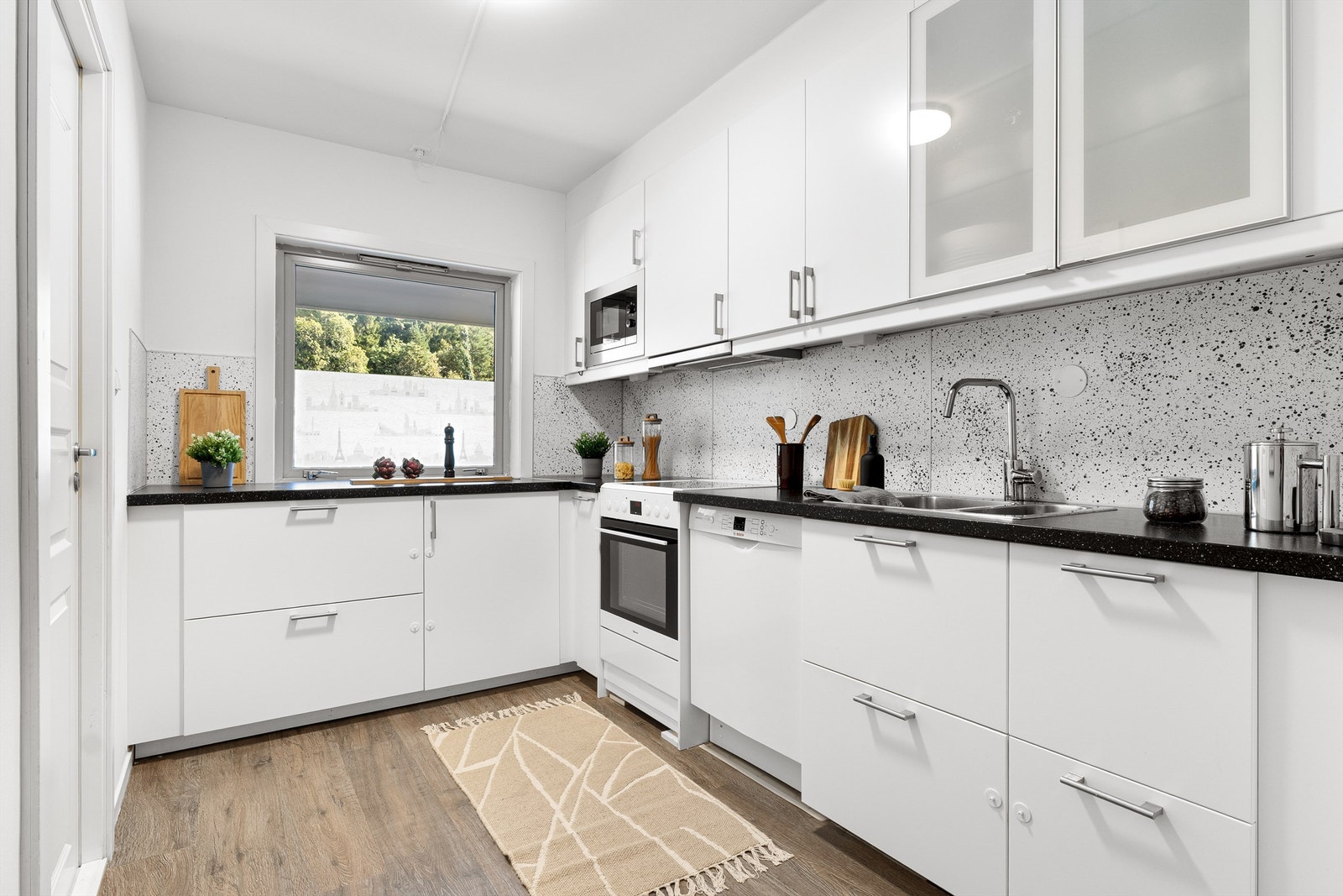 Kjøkken av meget god størrelse. Her er det mulig å sette opp en vegg å få et godkjent tredje soverom. Spørr meg gjerne på visning dersom du ønsker å få ytterligere informasjon om mulighetene for et tredje soverom. Galleribilde