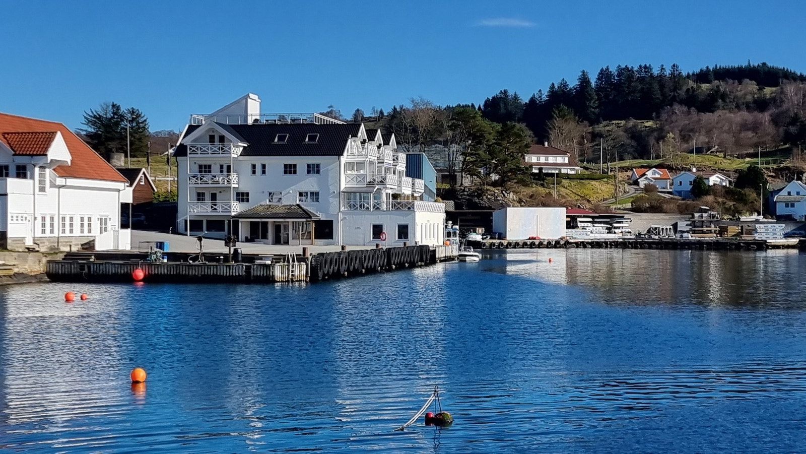 Steinnesvåg 44, sett fra moloen i havnen. Galleribilde