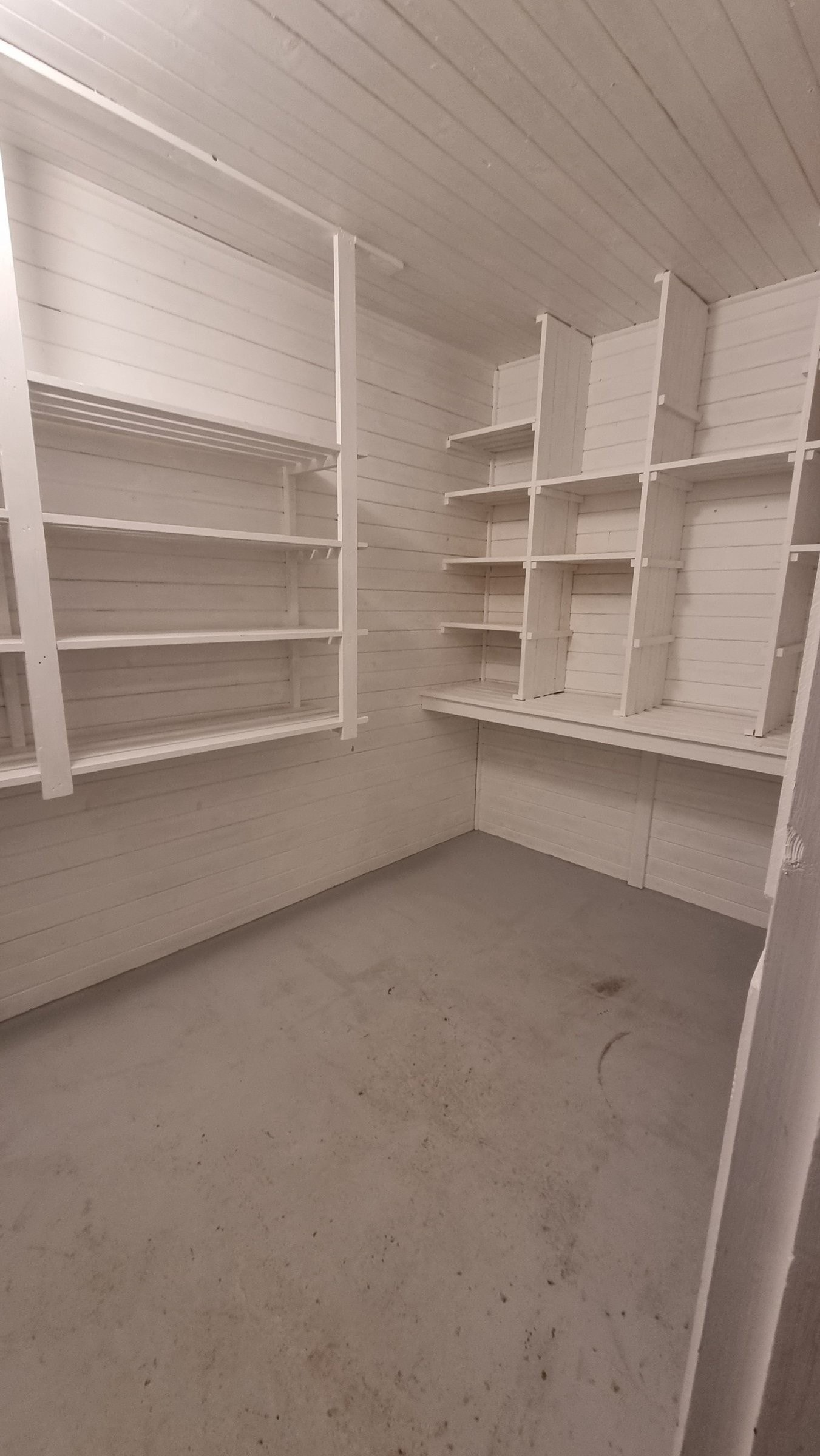 Fin og praktisk bod på ca. 6 m2 i kjeller etasjen. Galleribilde