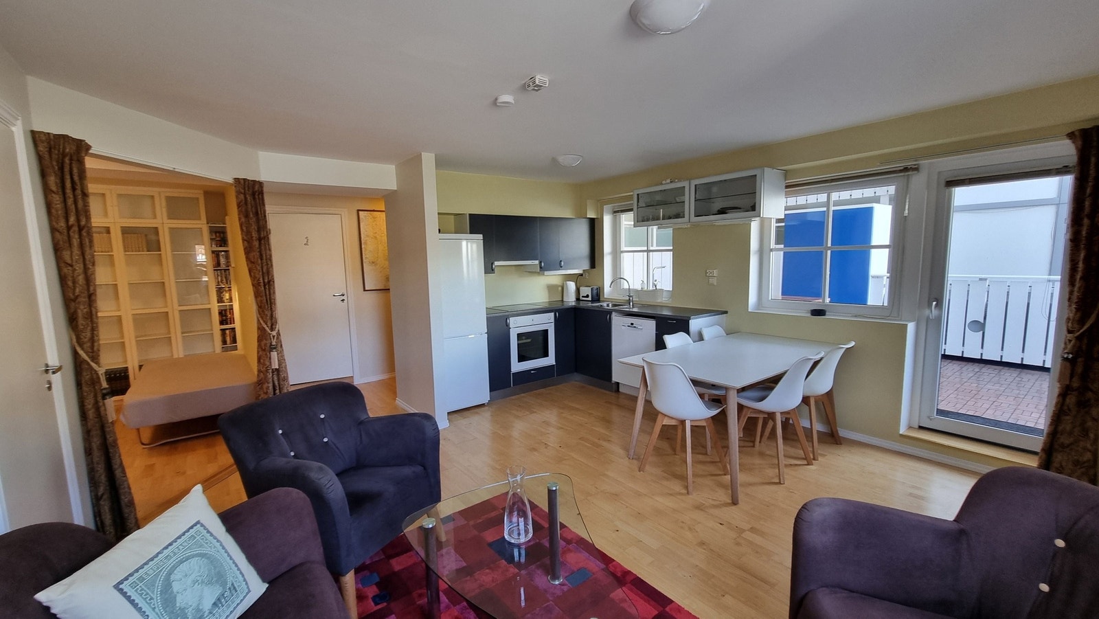 Stue og kjøkken. Galleribilde